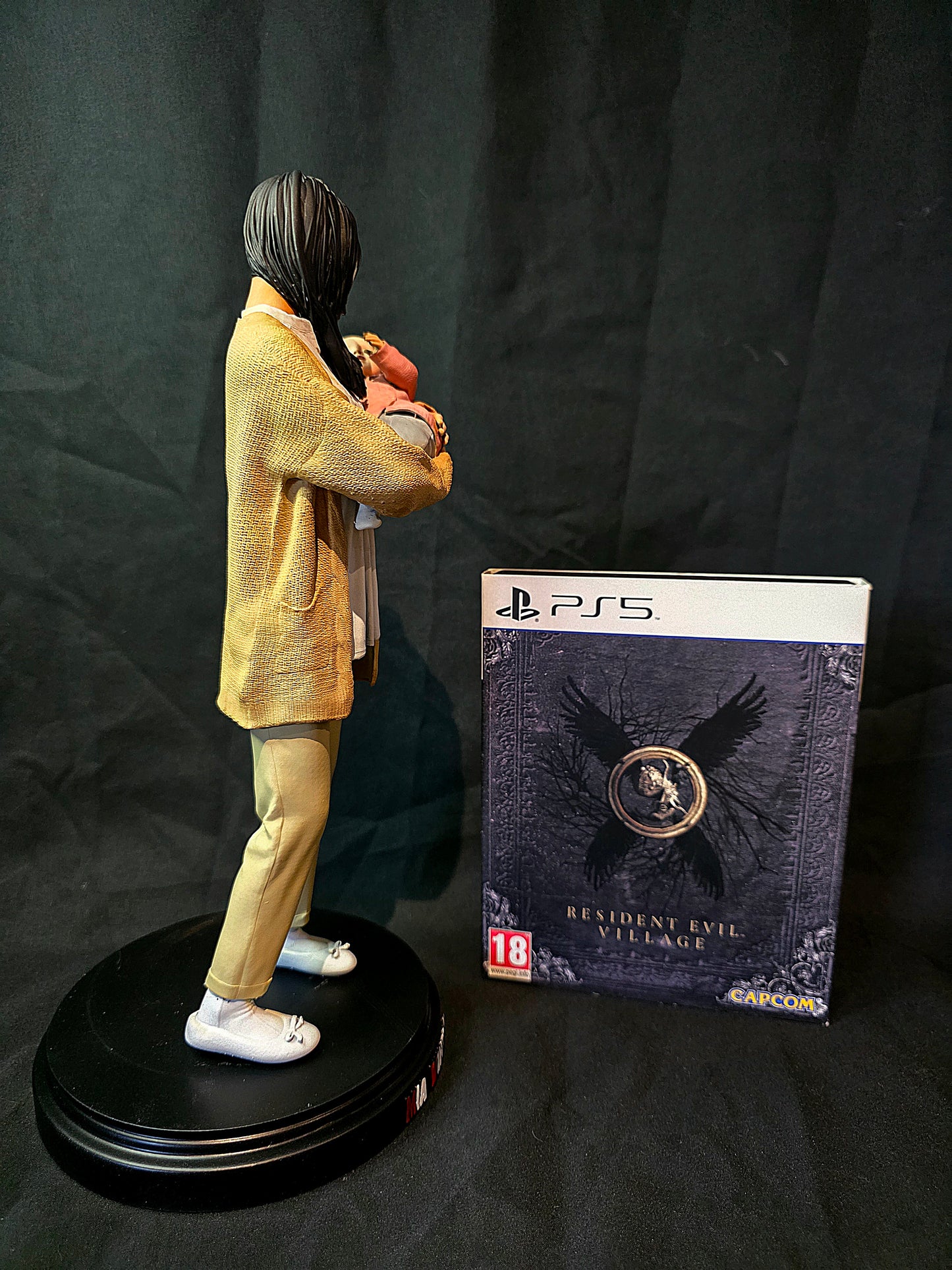 Resident Evil Village Mia & Rose Winters 1/6 Statue