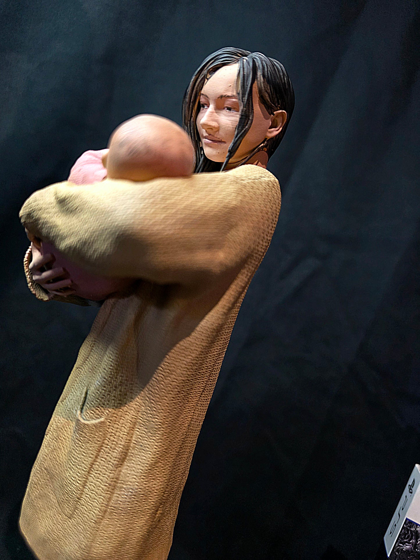 Resident Evil Village Mia & Rose Winters 1/6 Statue
