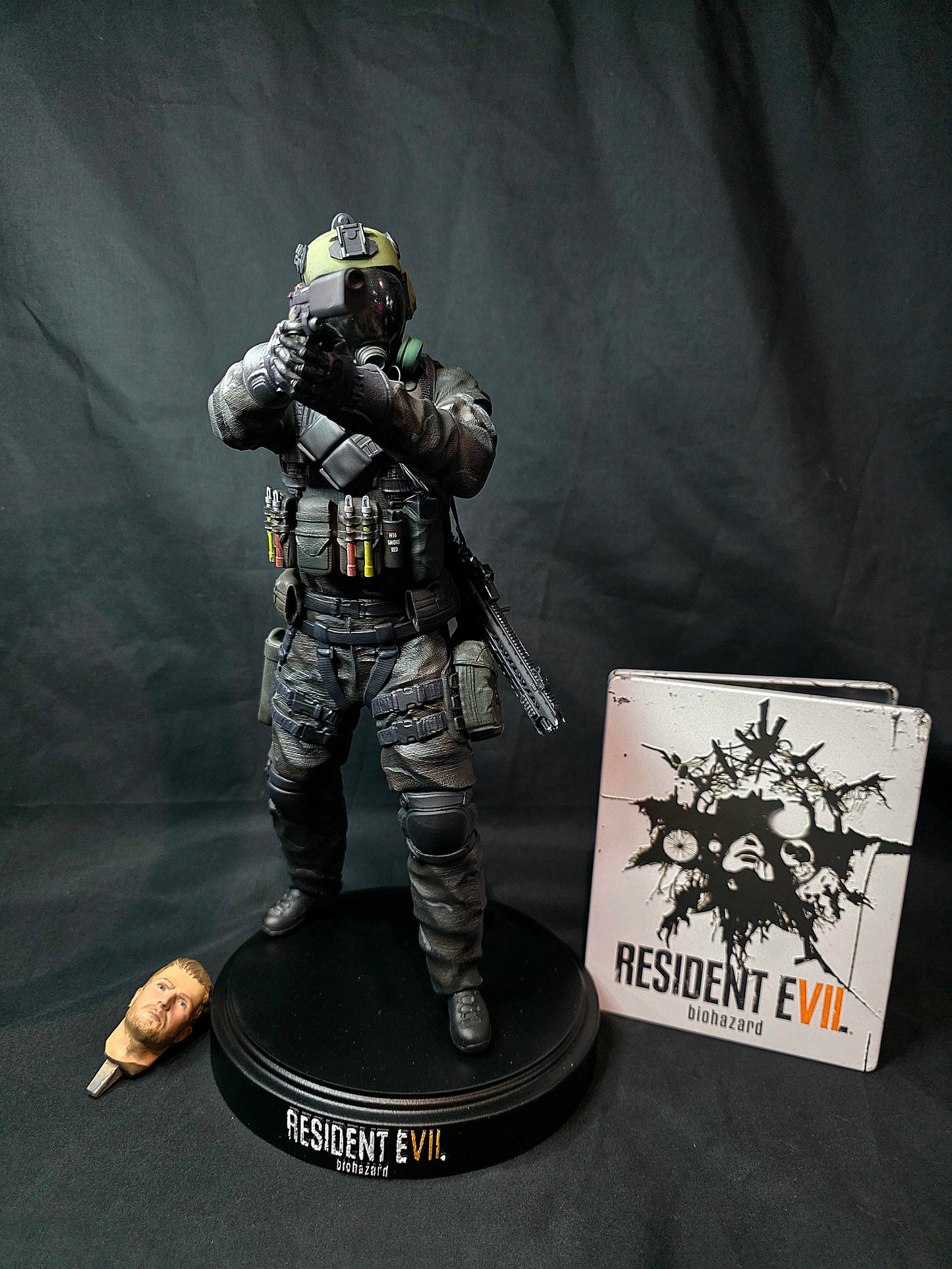 1/6 Resident Evil 7 Chris Redfield Statue with Interchangeable heads