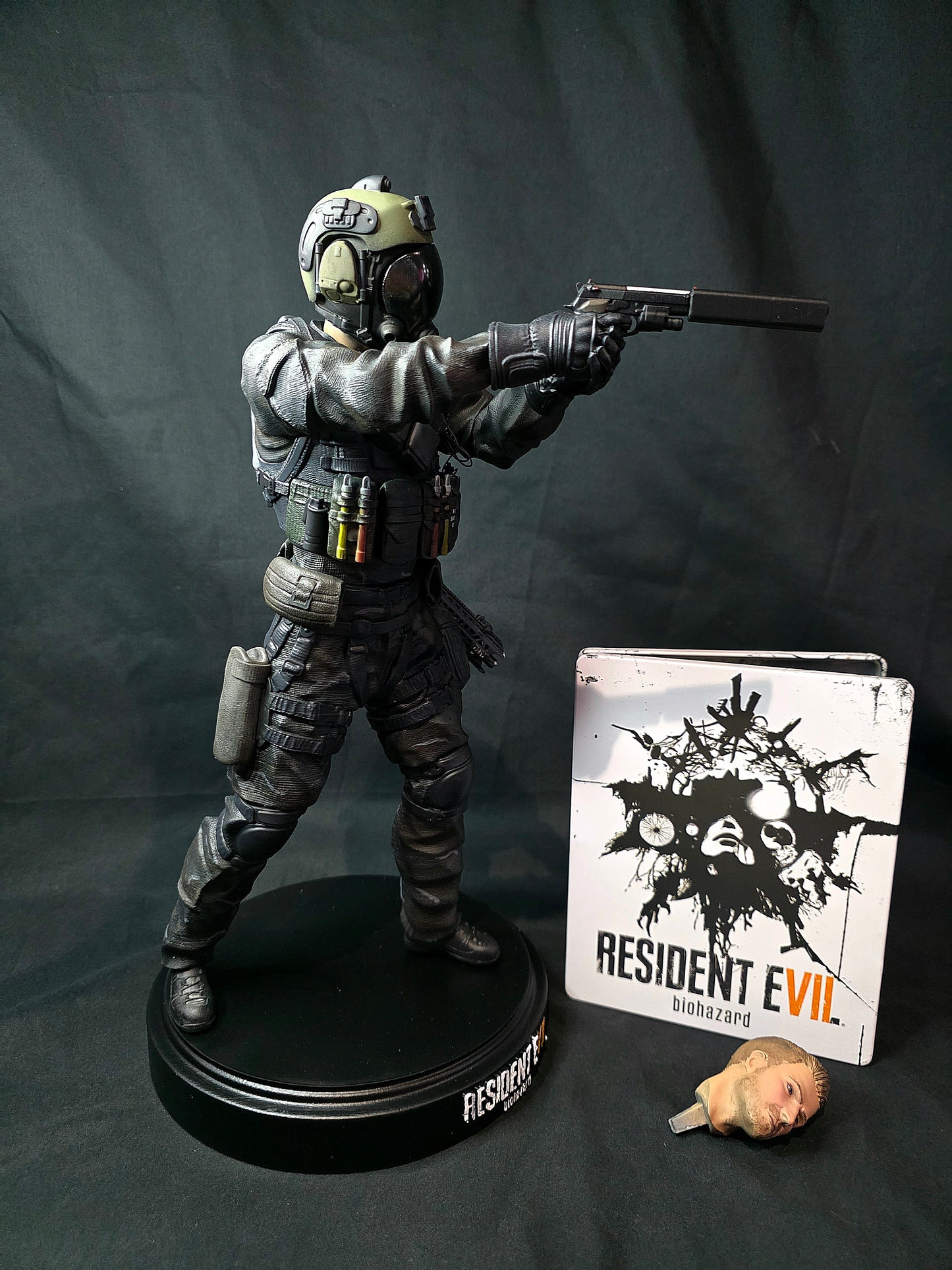 1/6 Resident Evil 7 Chris Redfield Statue with Interchangeable heads
