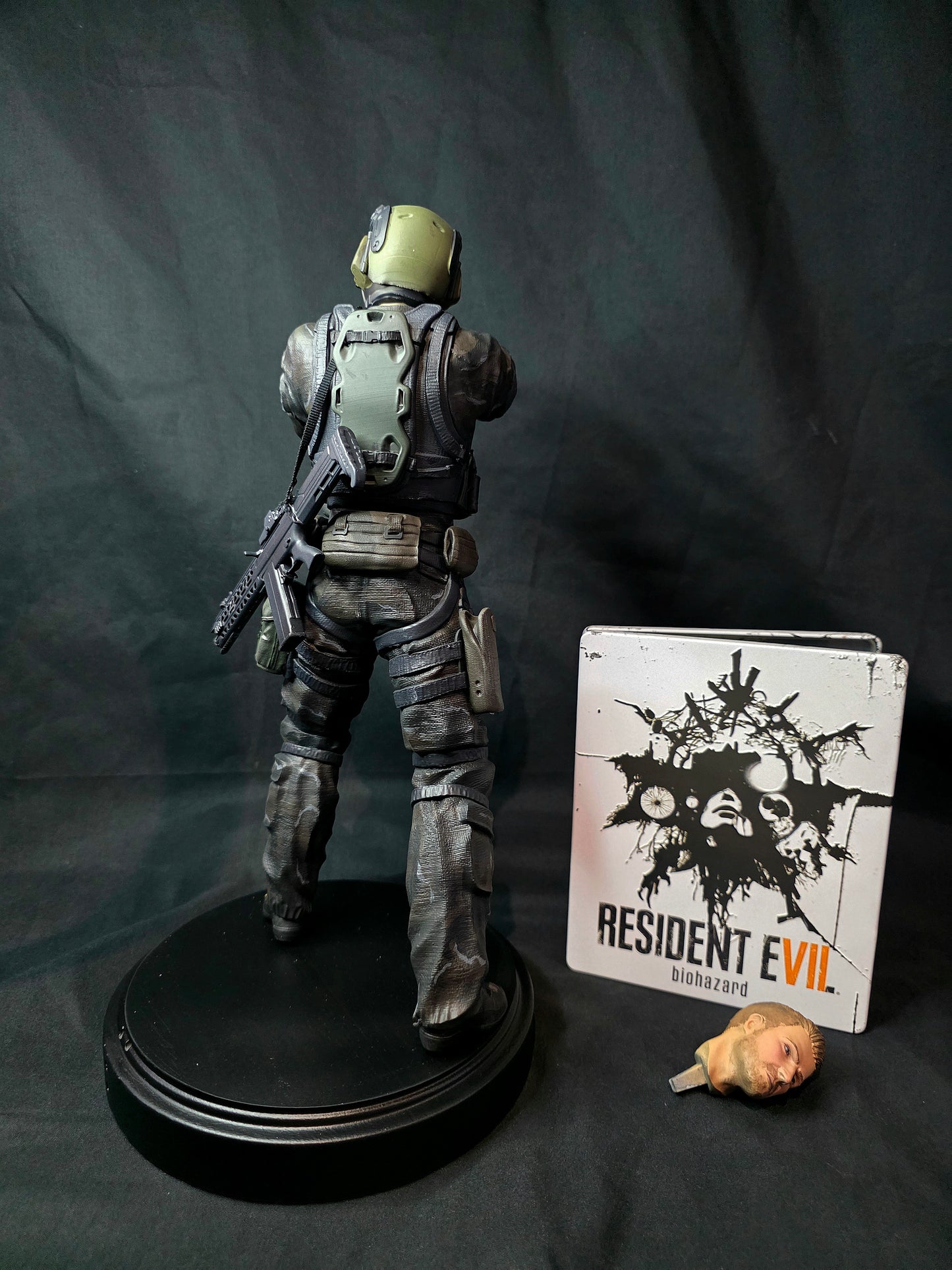 1/6 Resident Evil 7 Chris Redfield Statue with Interchangeable heads