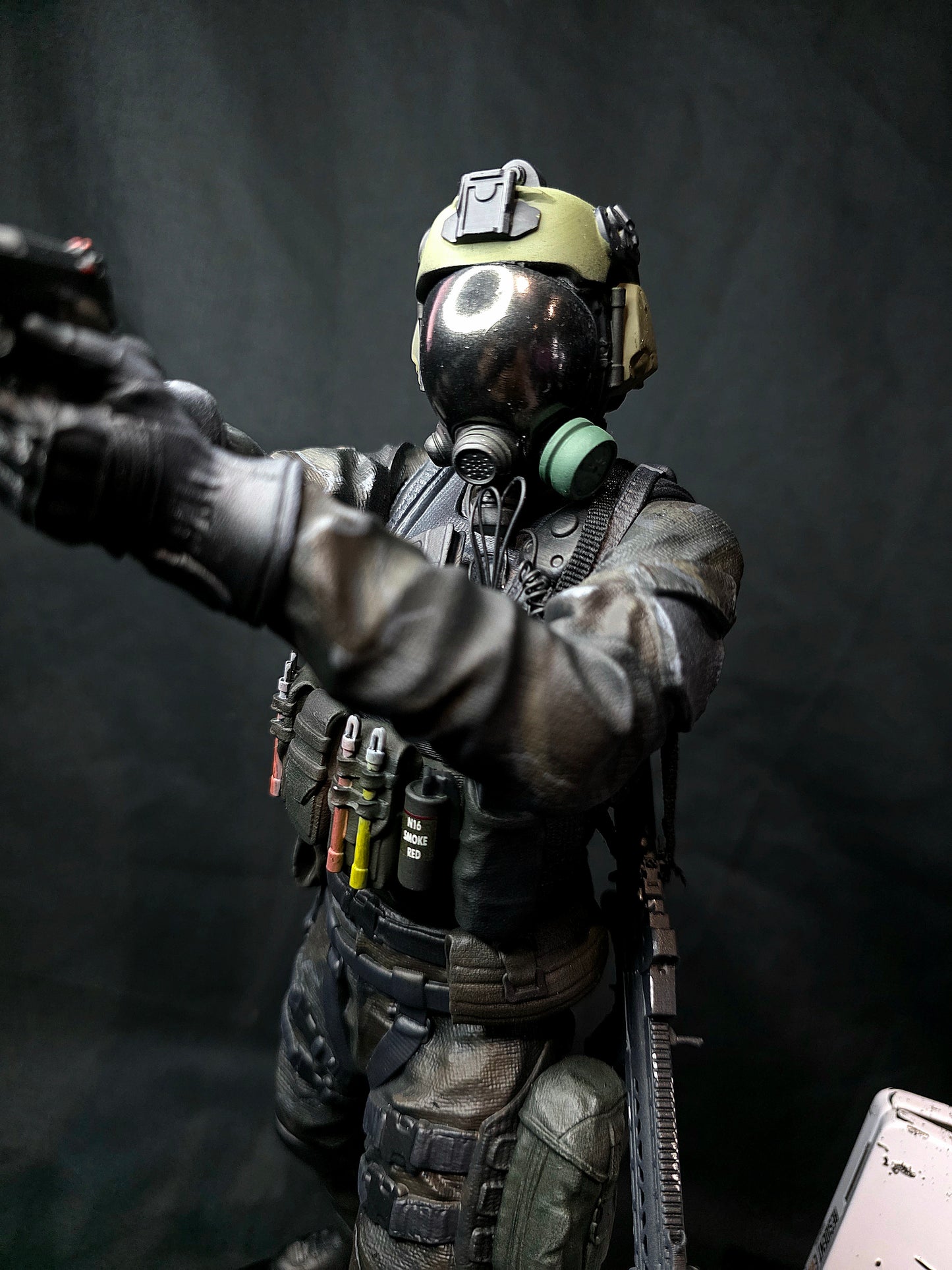 1/6 Resident Evil 7 Chris Redfield Statue with Interchangeable heads