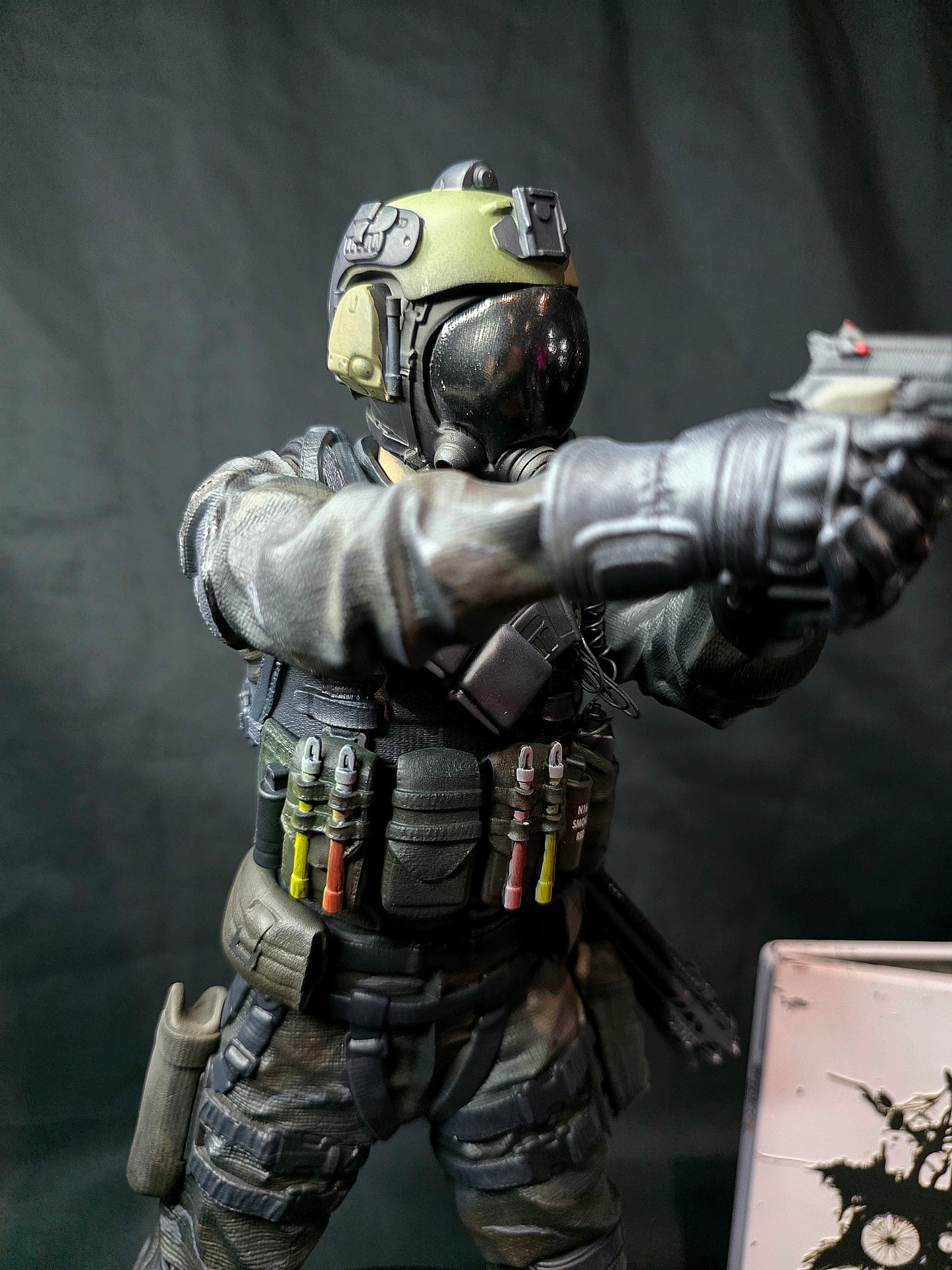 1/6 Resident Evil 7 Chris Redfield Statue with Interchangeable heads