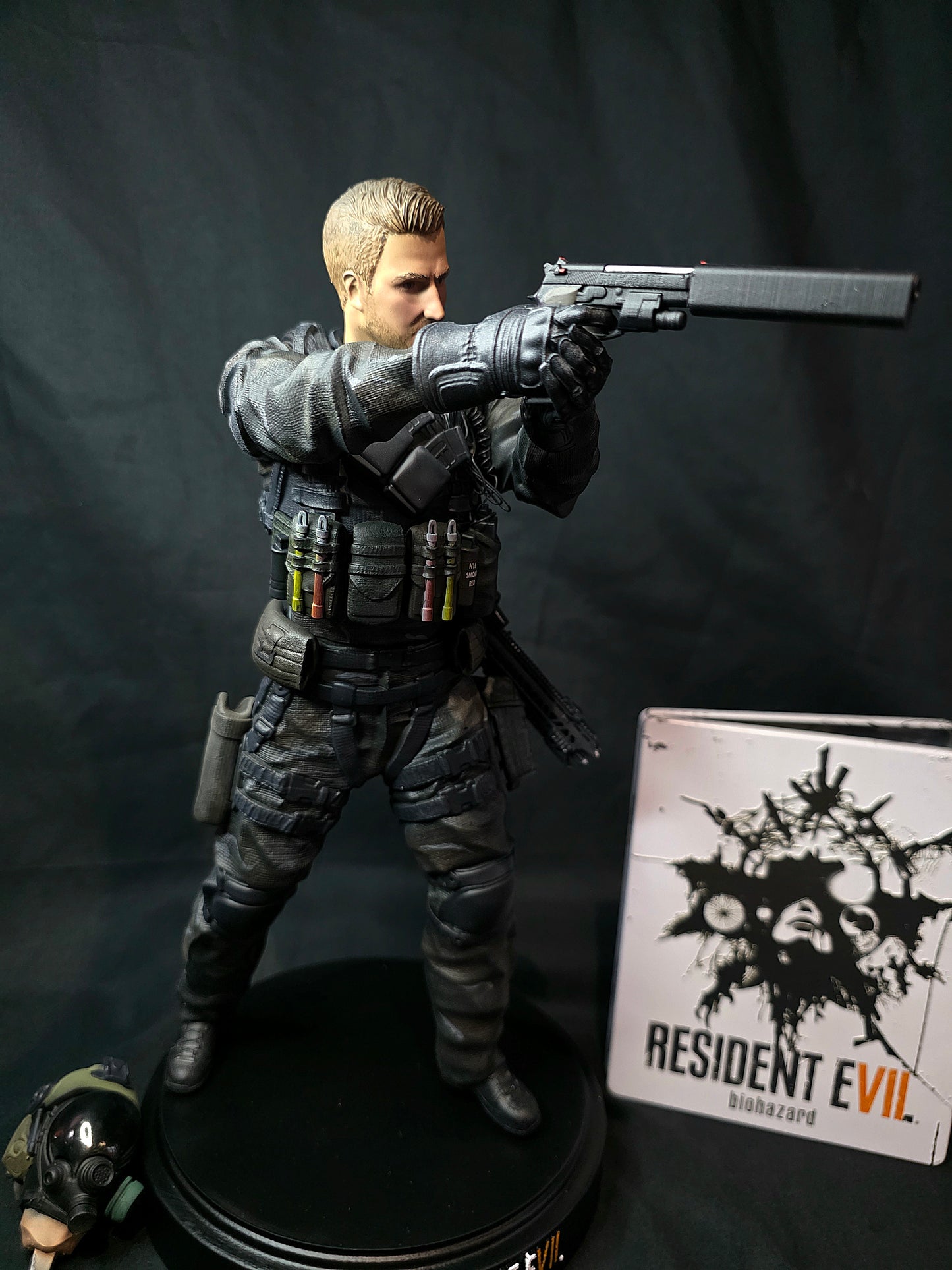 1/6 Resident Evil 7 Chris Redfield Statue with Interchangeable heads