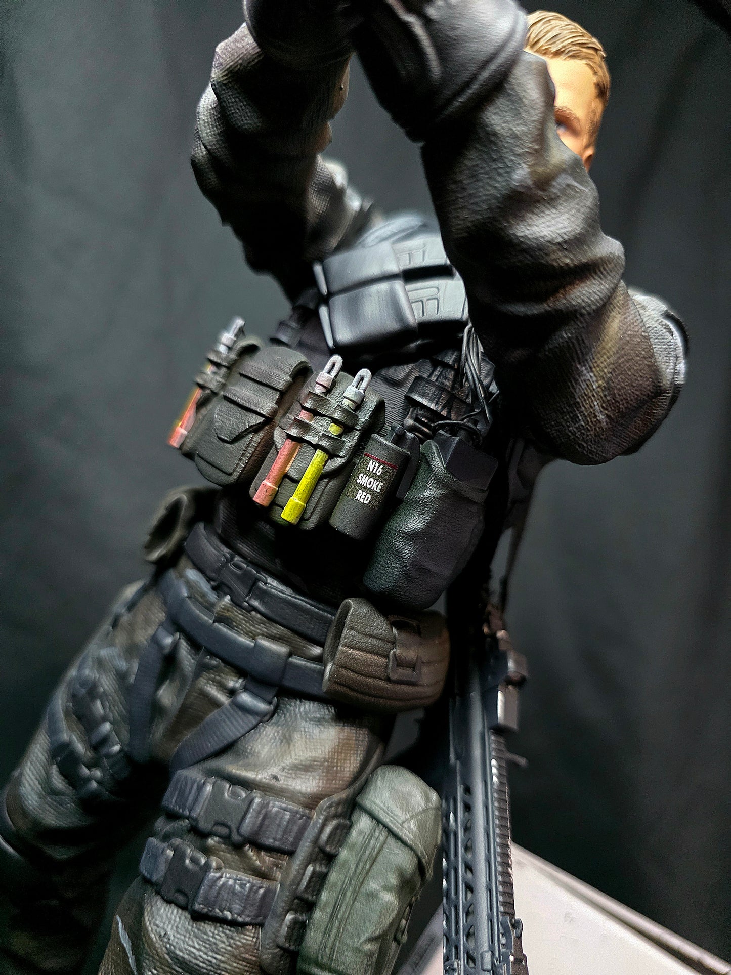 1/6 Resident Evil 7 Chris Redfield Statue with Interchangeable heads