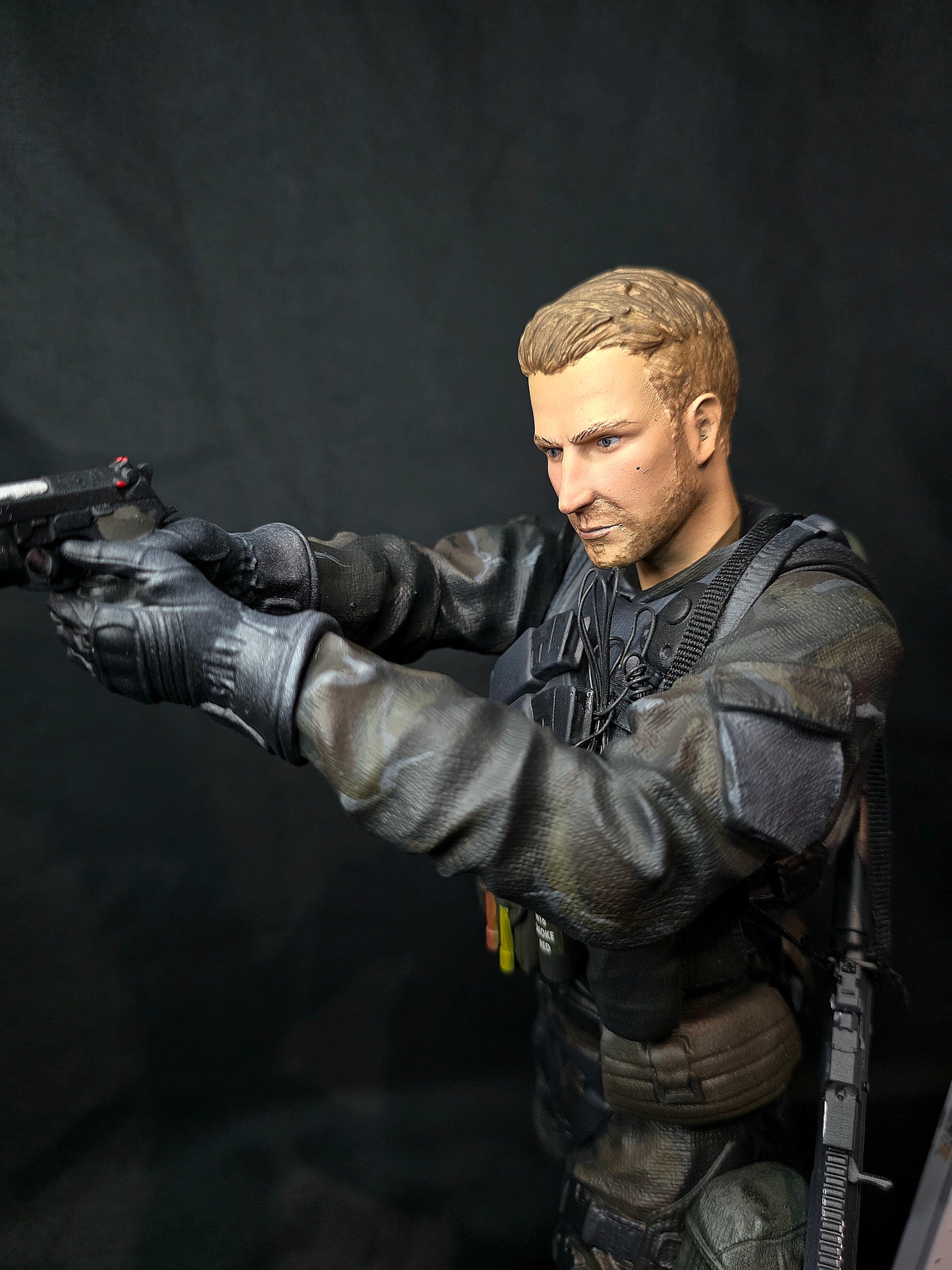 1/6 Resident Evil 7 Chris Redfield Statue with Interchangeable heads