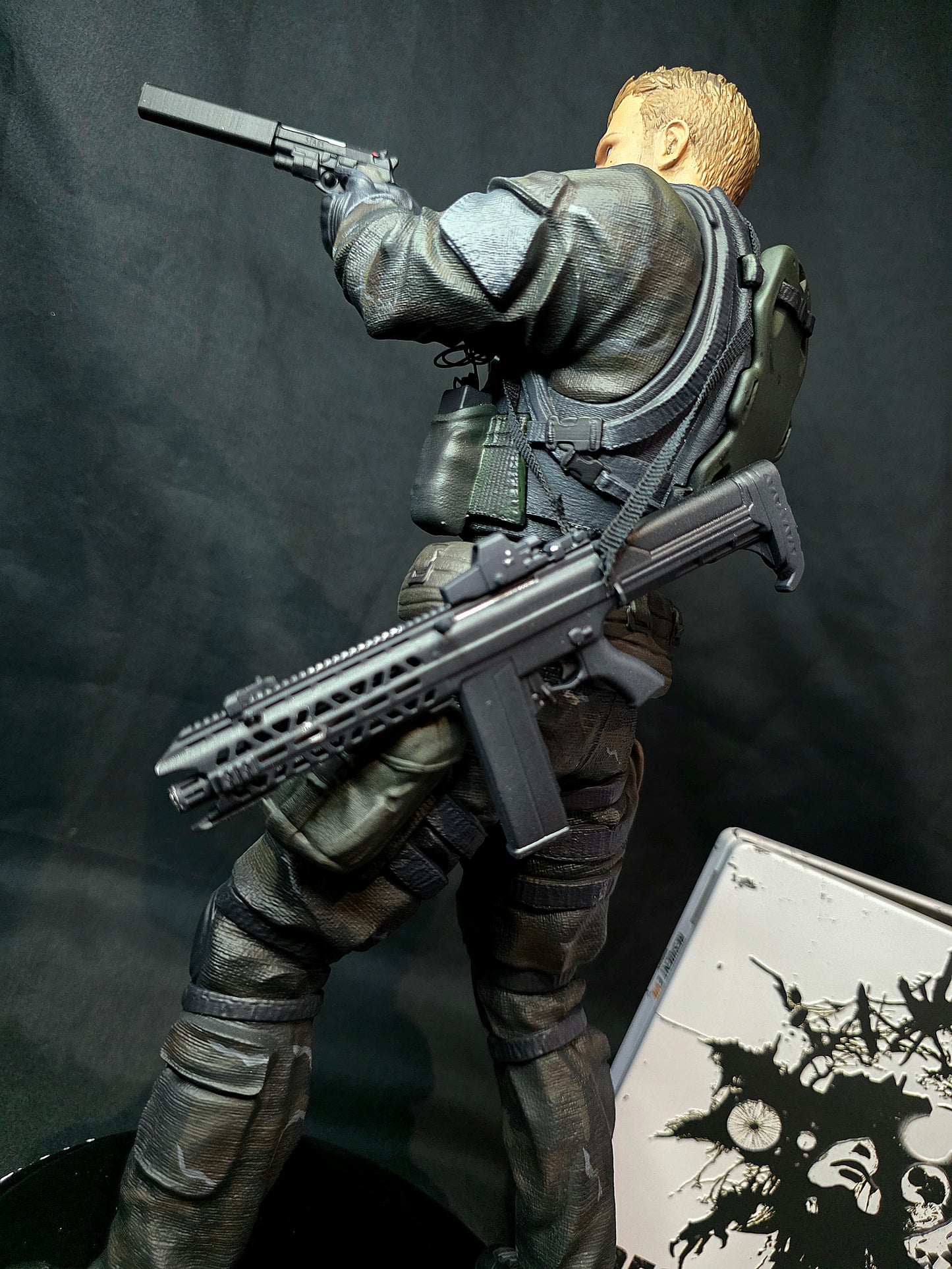 1/6 Resident Evil 7 Chris Redfield Statue with Interchangeable heads