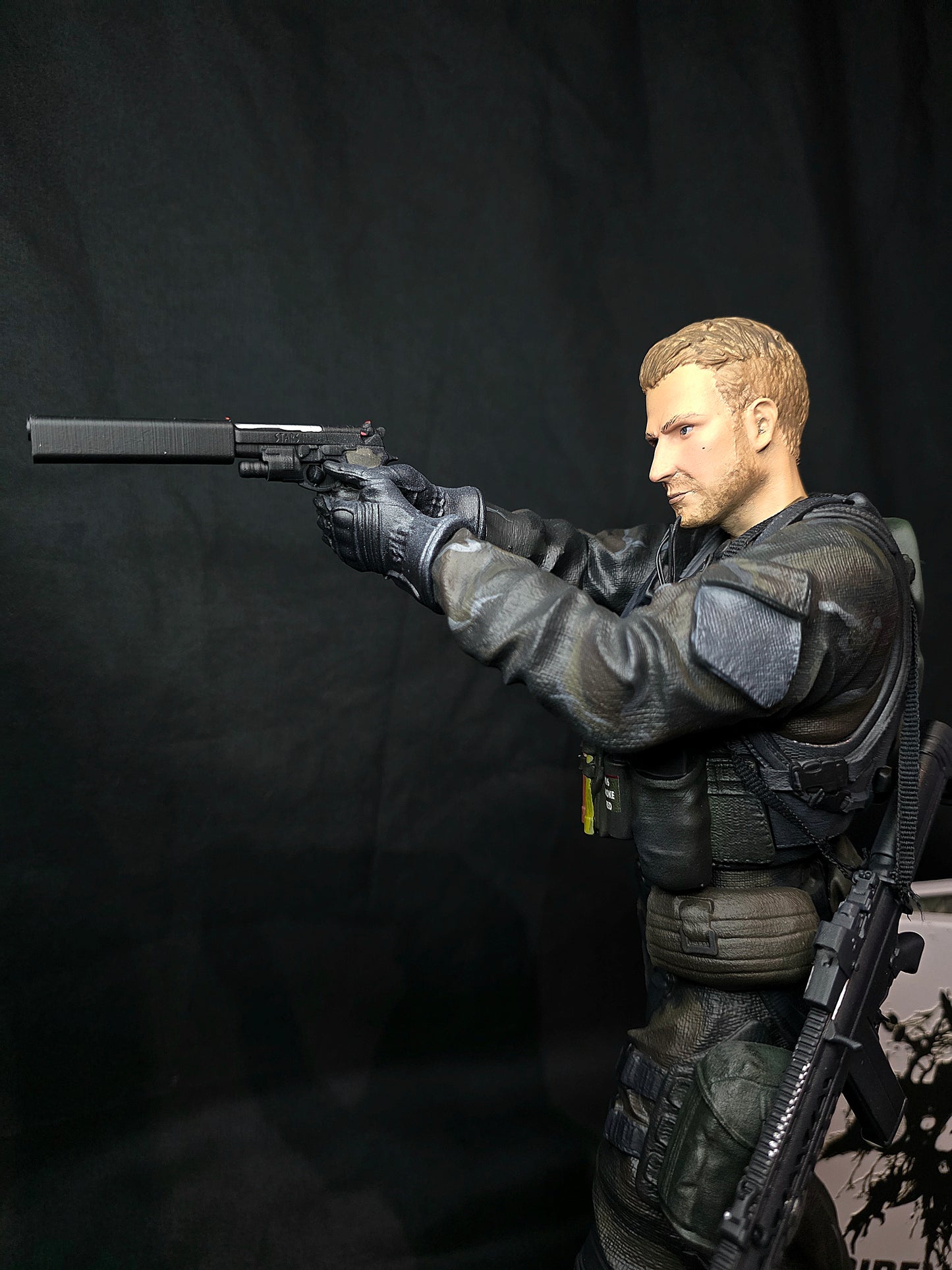 1/6 Resident Evil 7 Chris Redfield Statue with Interchangeable heads