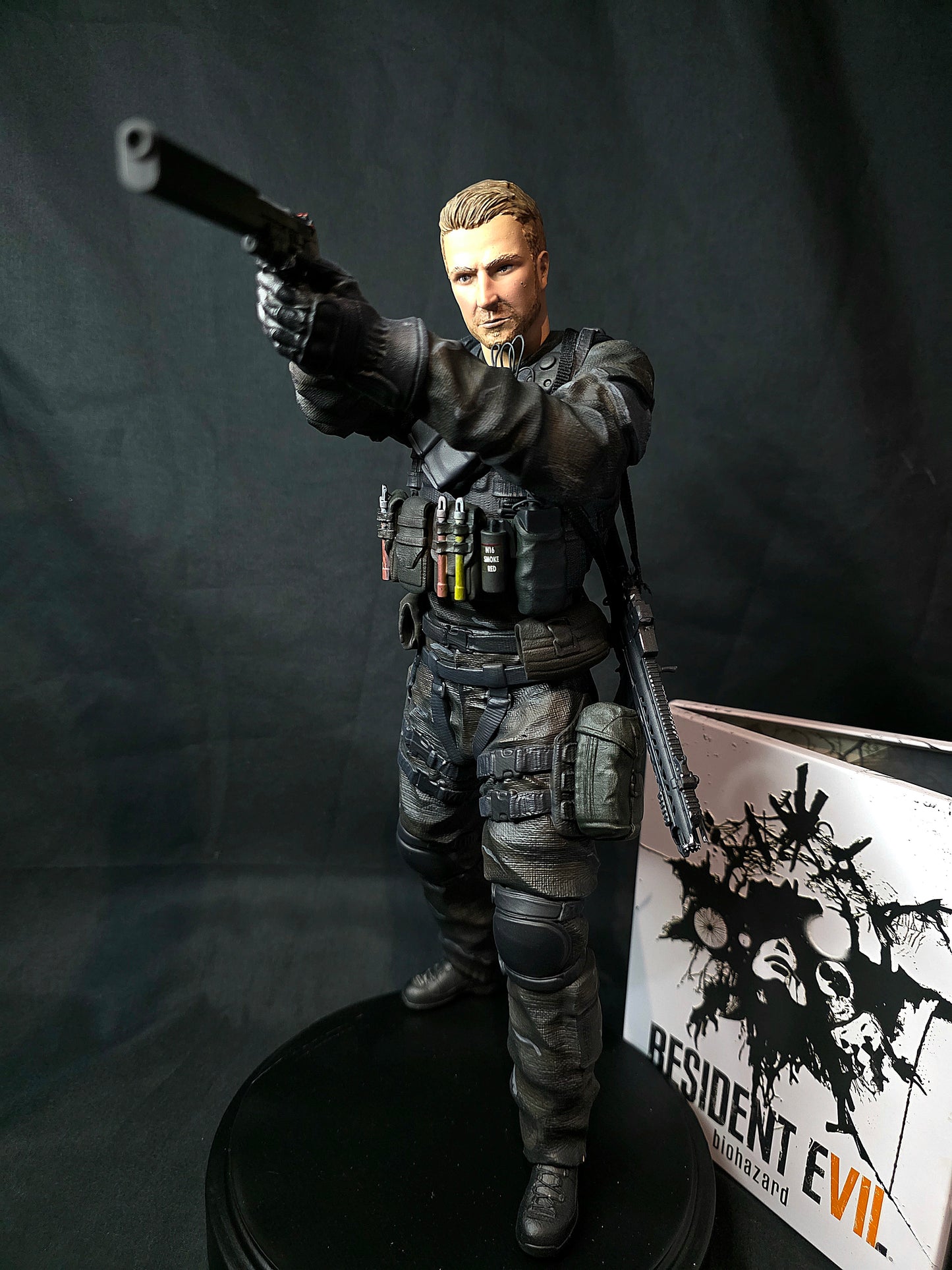 1/6 Resident Evil 7 Chris Redfield Statue with Interchangeable heads