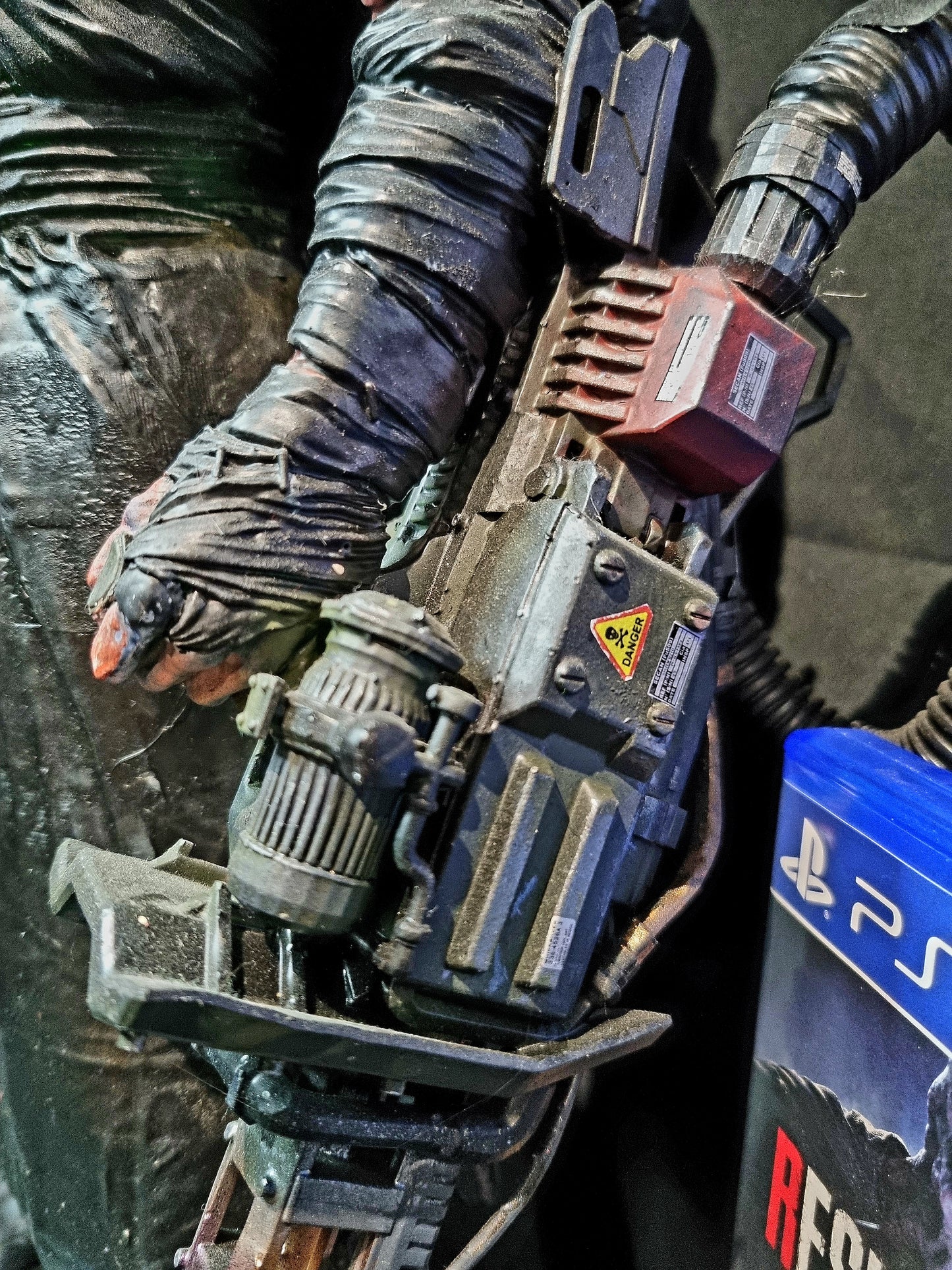 HUGE Resident Evil Nemesis 1/6 Figure Flammenwerfer Variant w/ base 15.5 INCHES TALL!
