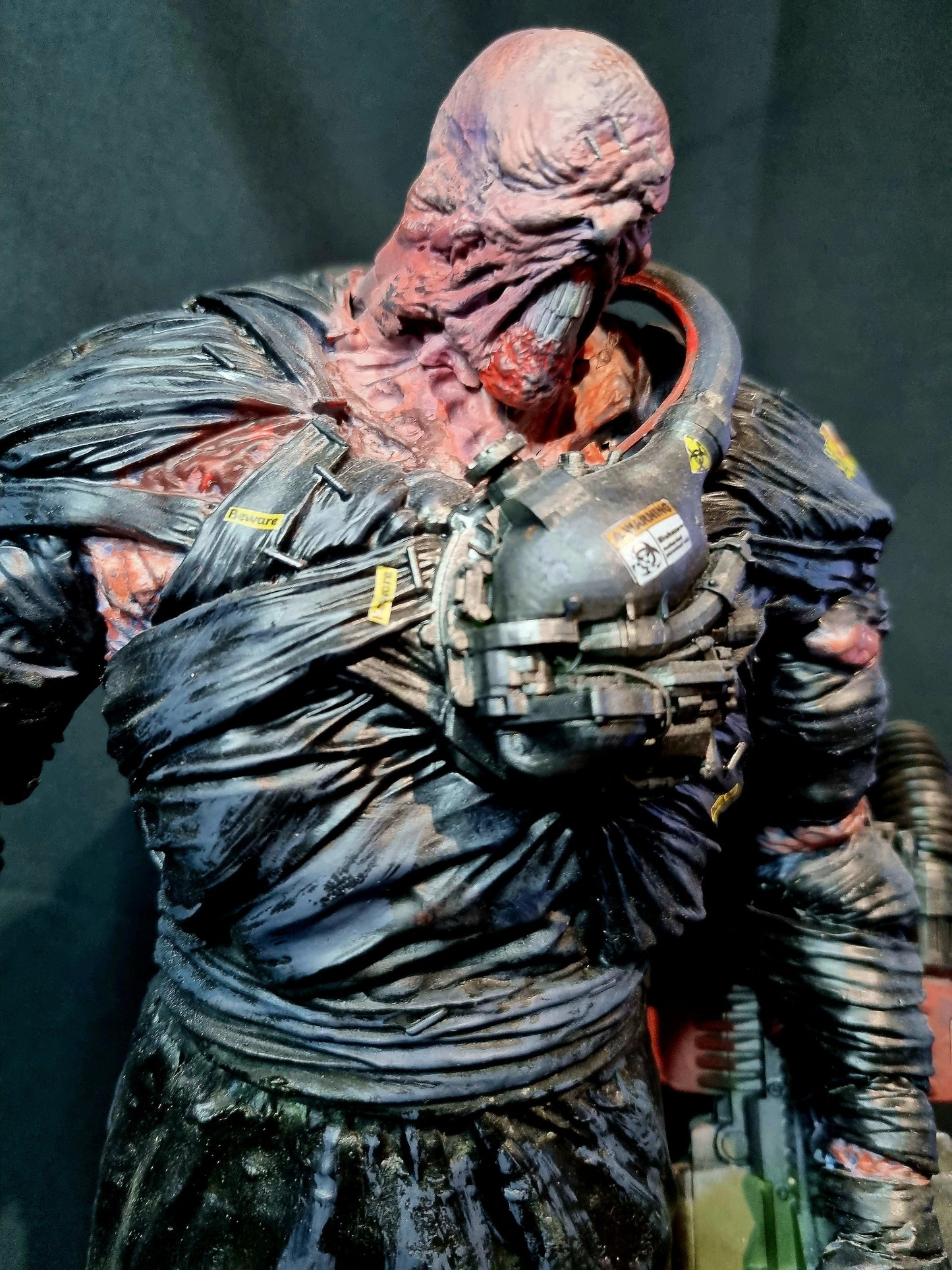 HUGE Resident Evil Nemesis 1/6 Figure Flammenwerfer Variant w/ base 15.5 INCHES TALL!