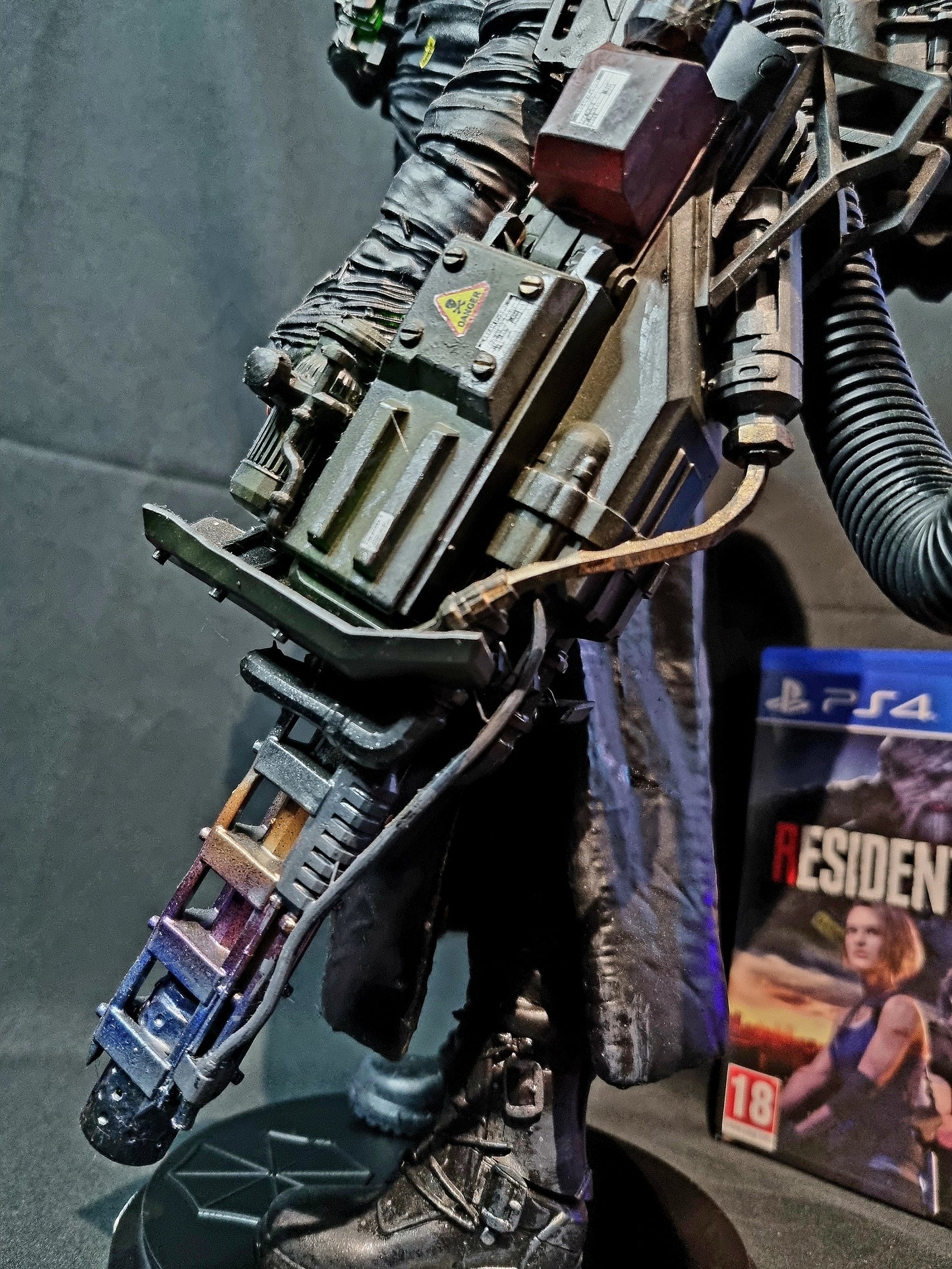 HUGE Resident Evil Nemesis 1/6 Figure Flammenwerfer Variant w/ base 15.5 INCHES TALL!