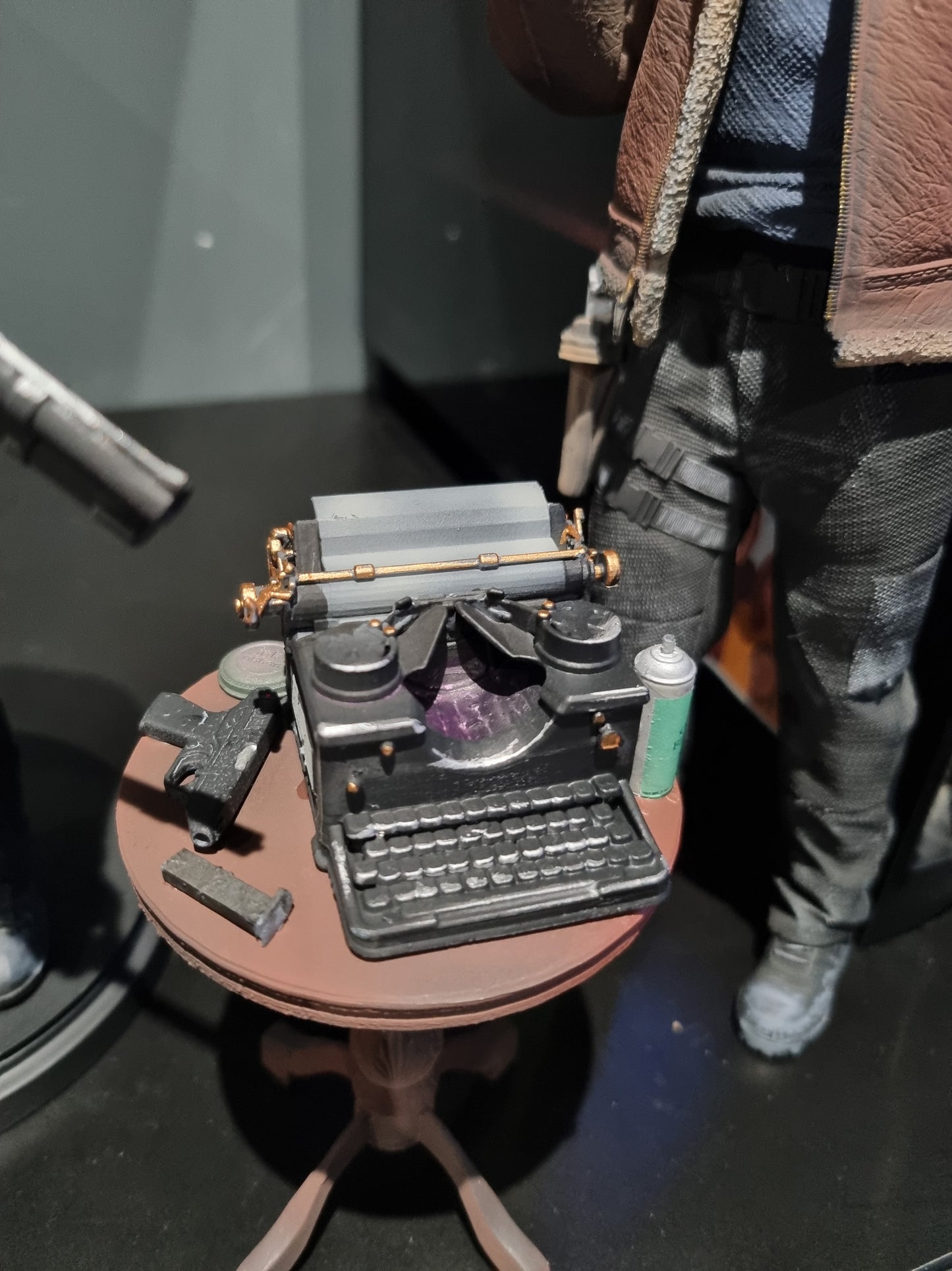 Resident Evil 1/6 Typewriter, Table & Keys