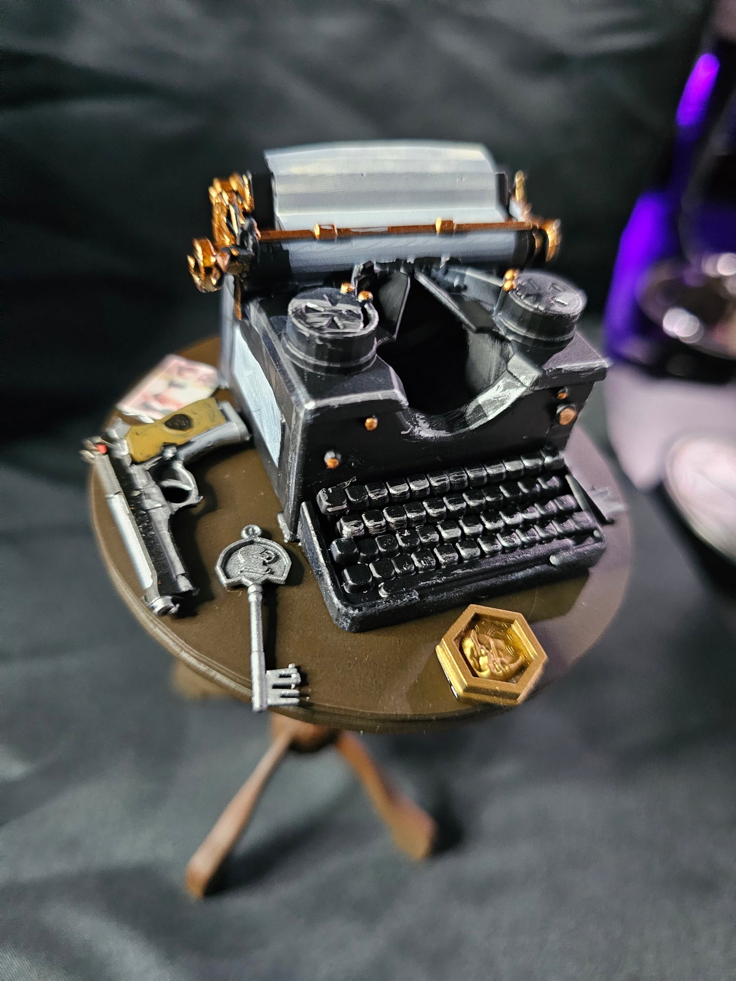 Resident Evil 1/6 Typewriter, Table & Keys