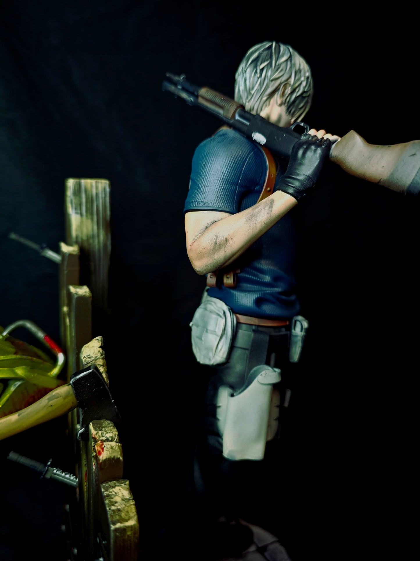 Resident Evil 4 Remake Leon Kennedy Premium Statue