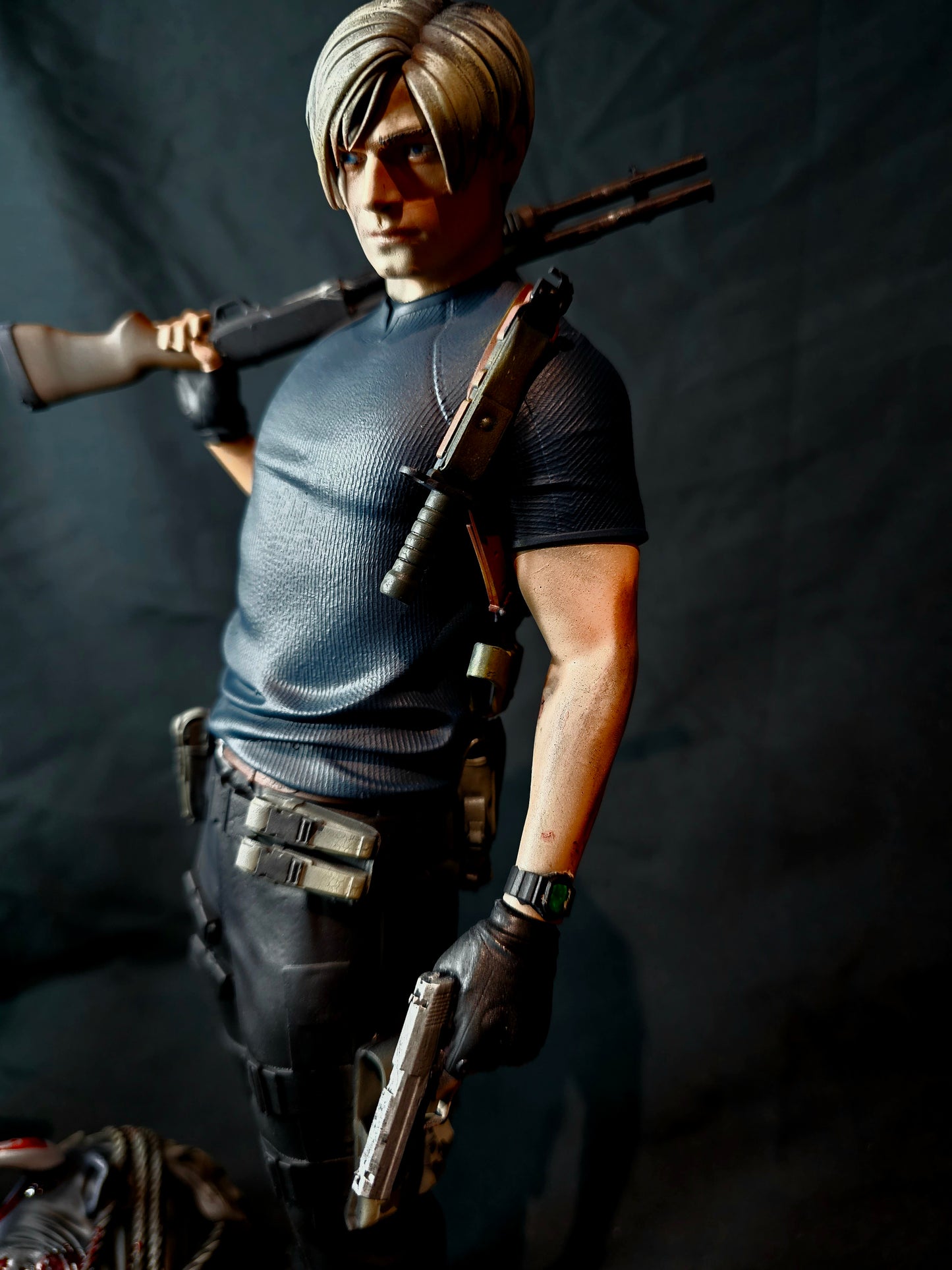Resident Evil 4 Remake Leon Kennedy Premium Statue