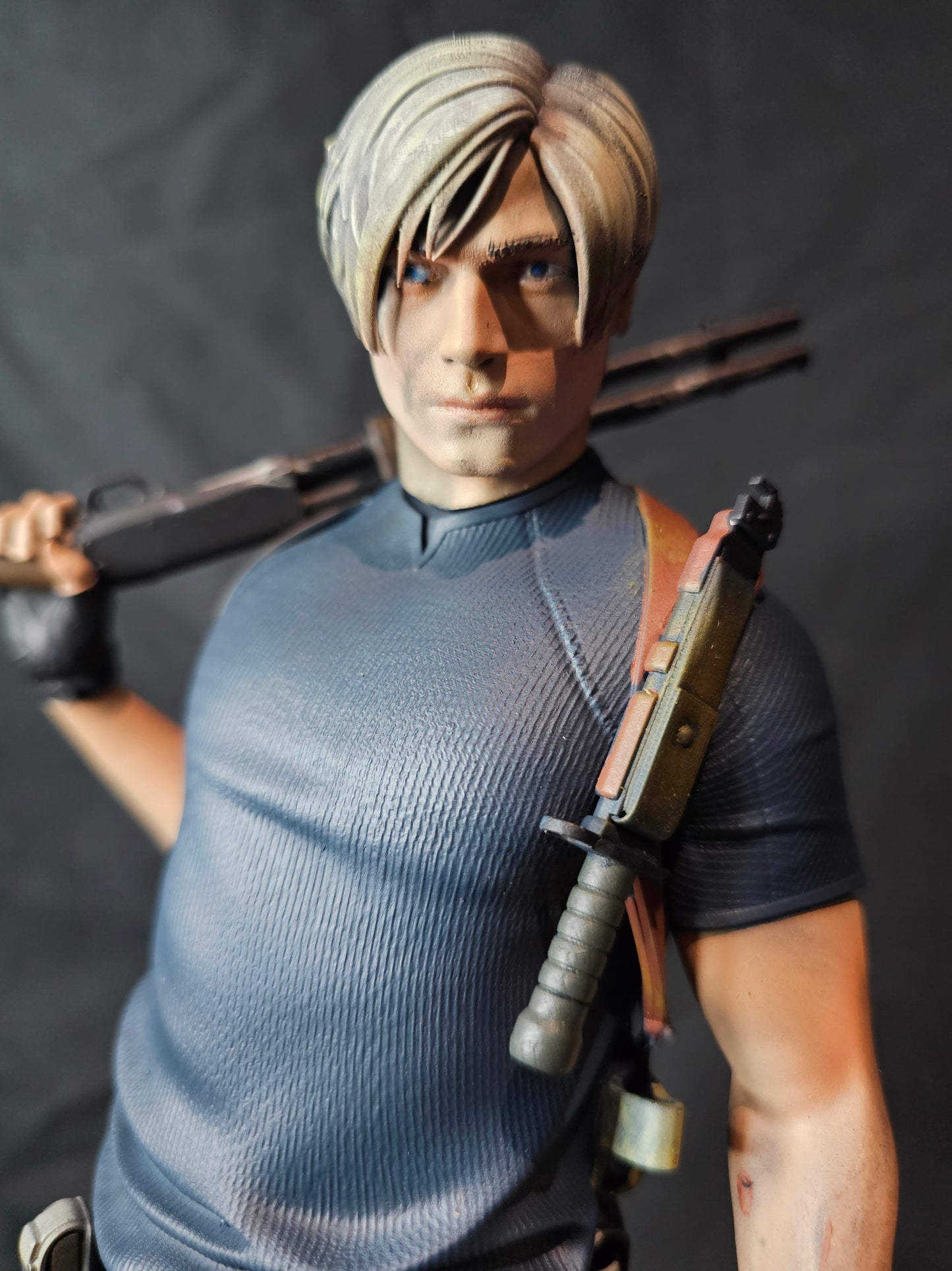Resident Evil 4 Remake Leon Kennedy Premium Statue