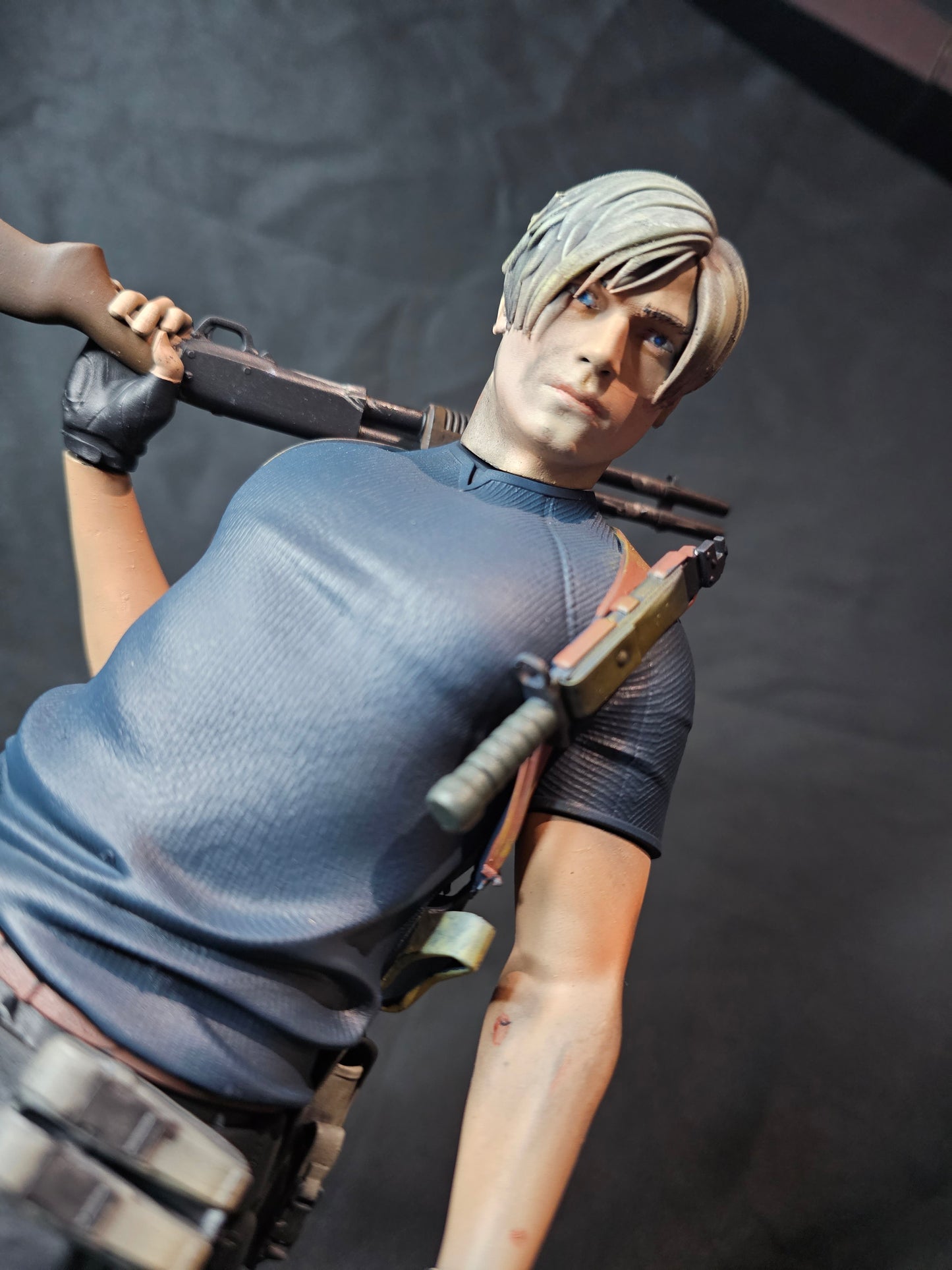 Resident Evil 4 Remake Leon Kennedy Premium Statue