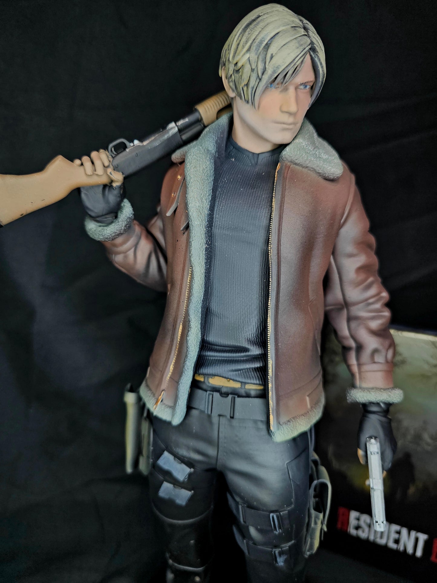 Resident Evil 4 Remake Leon Kennedy V2 with Jacket