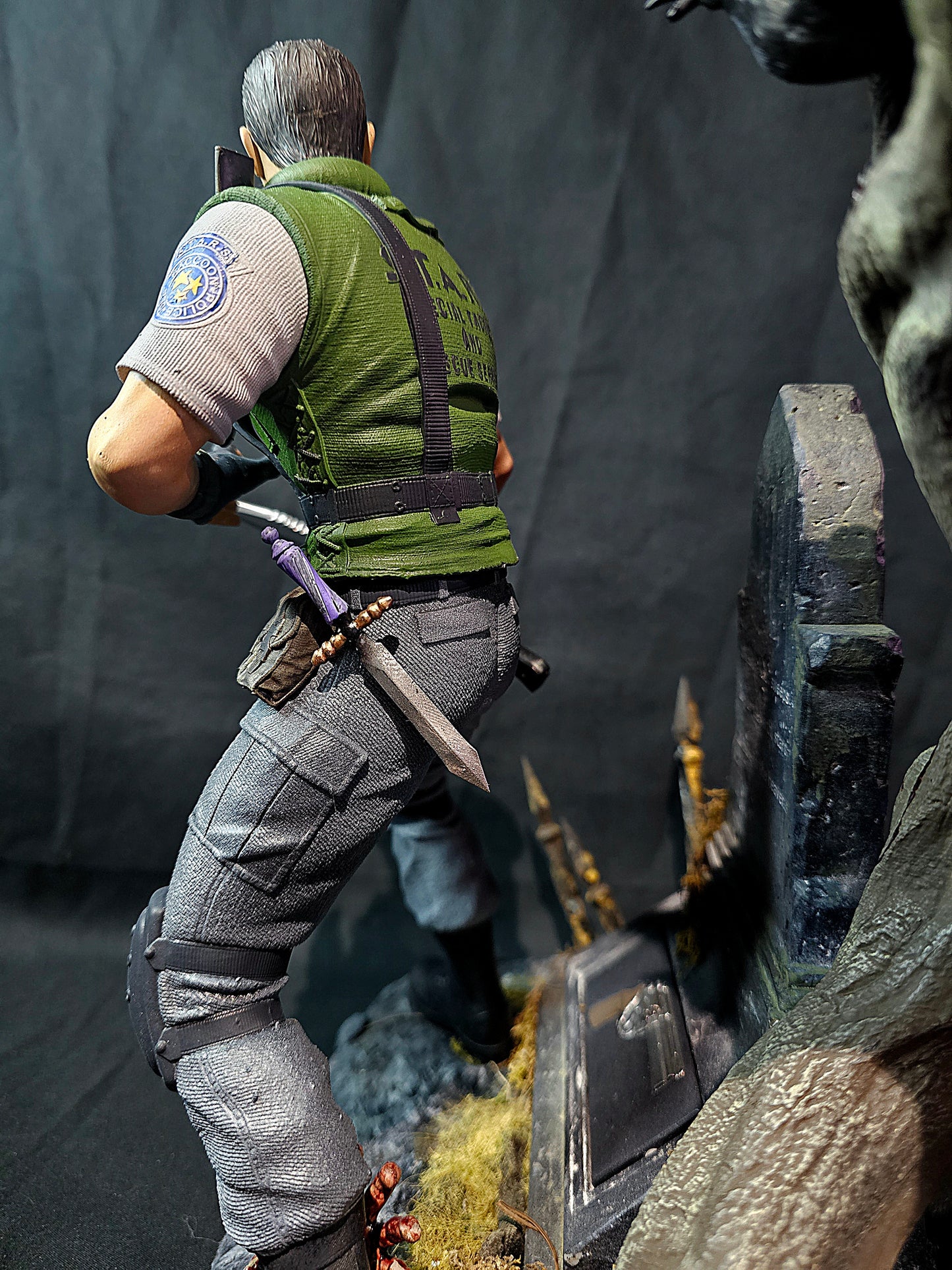 1/6 Resident Evil Chris Redfield Premium Statue & Diorama