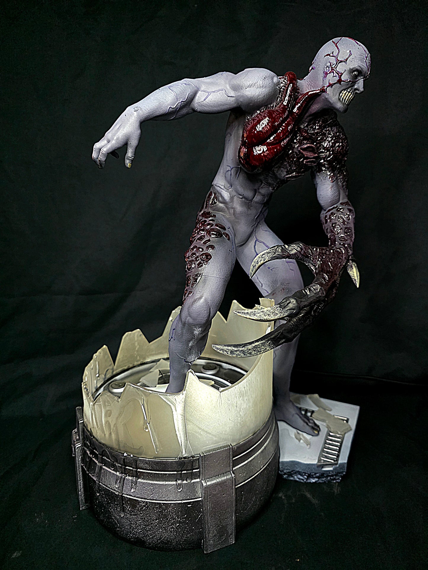 Resident Evil Tyrant 1/6 Statue With USB Lighting
