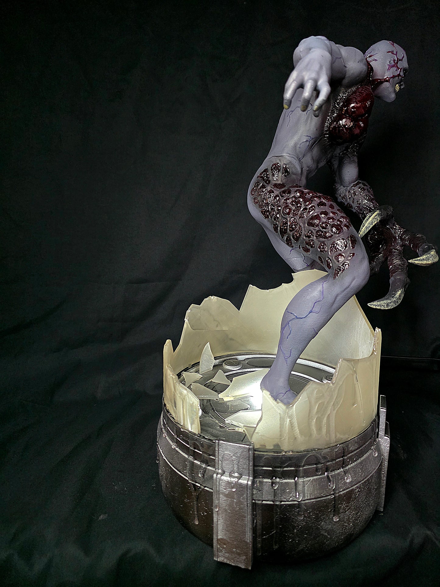 Resident Evil Tyrant 1/6 Statue With USB Lighting