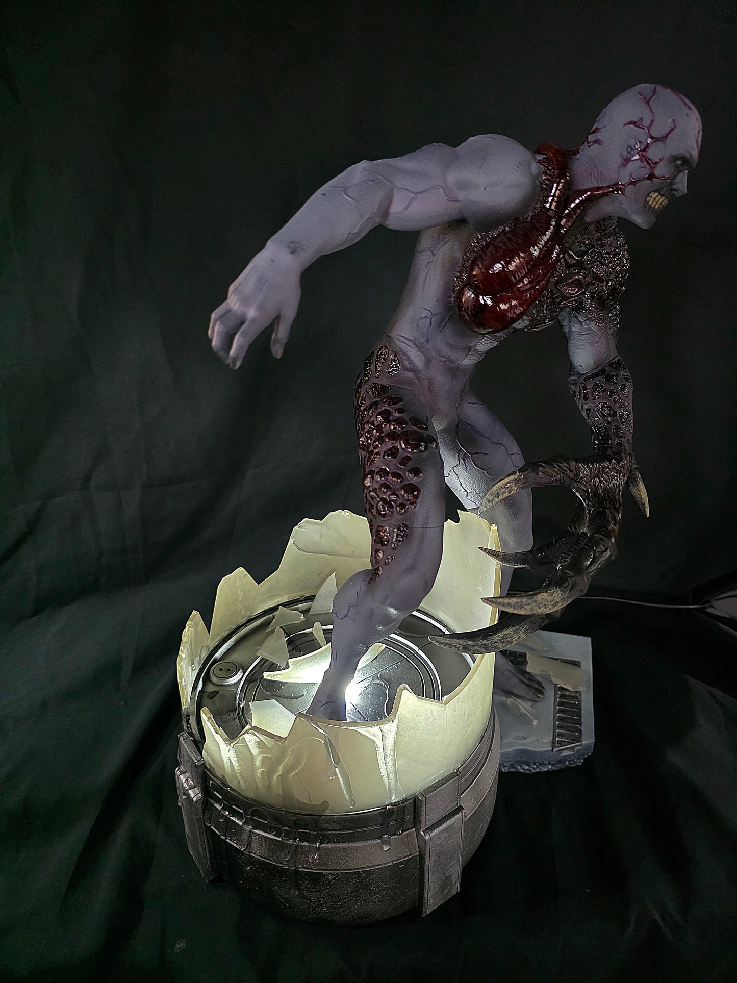 Resident Evil Tyrant 1/6 Statue With USB Lighting