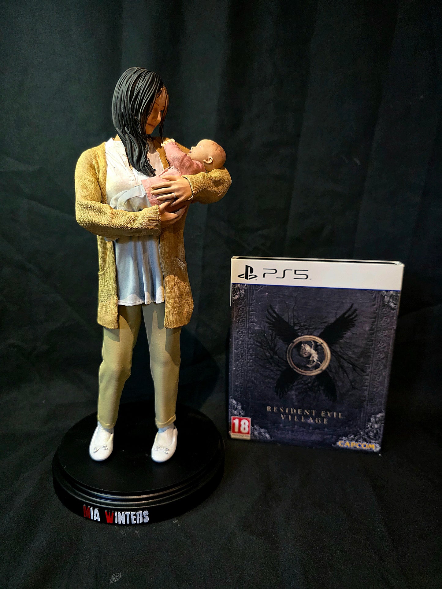 Resident Evil Village Mia & Rose Winters 1/6 Statue