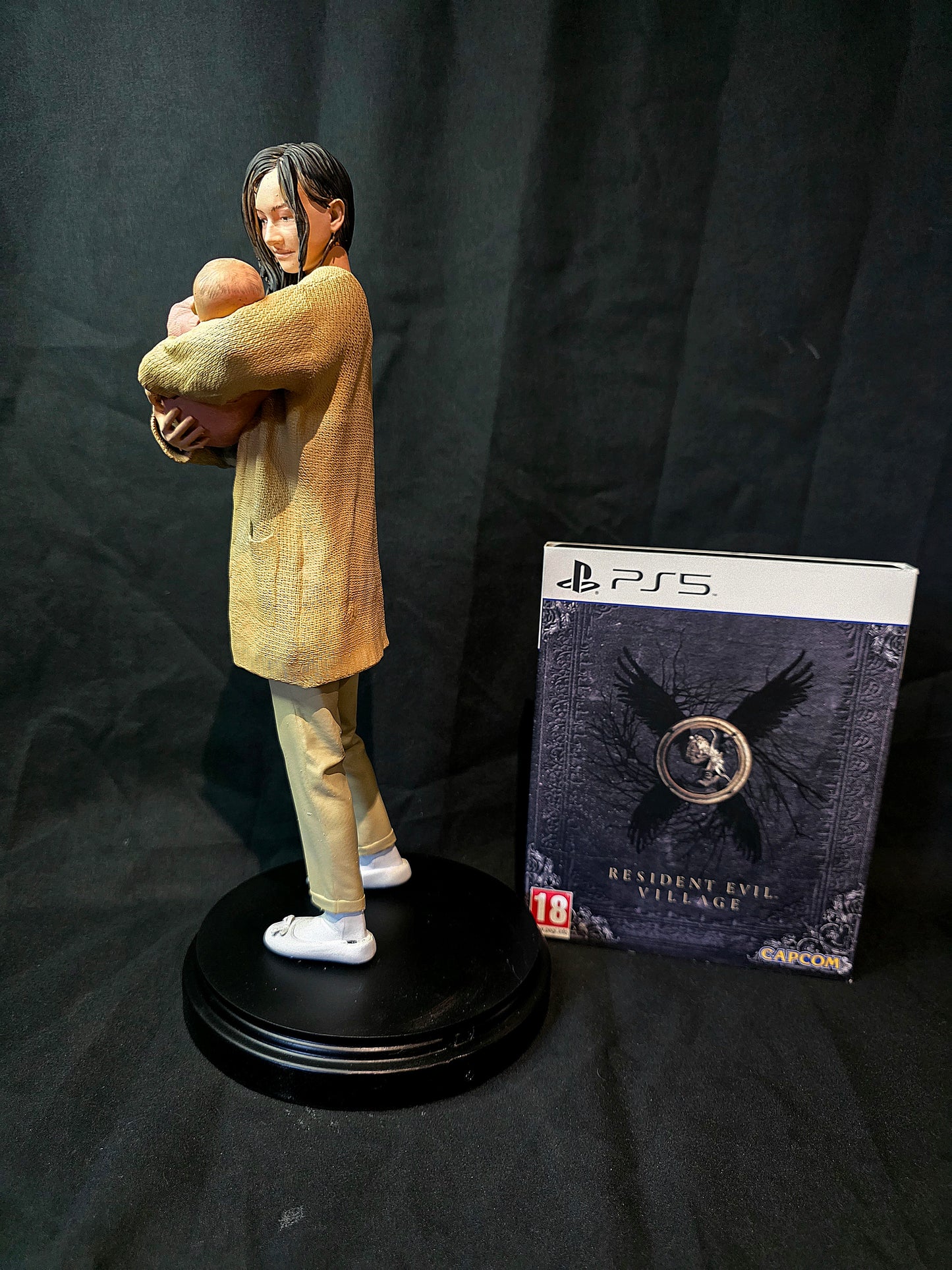 Resident Evil Village Mia & Rose Winters 1/6 Statue