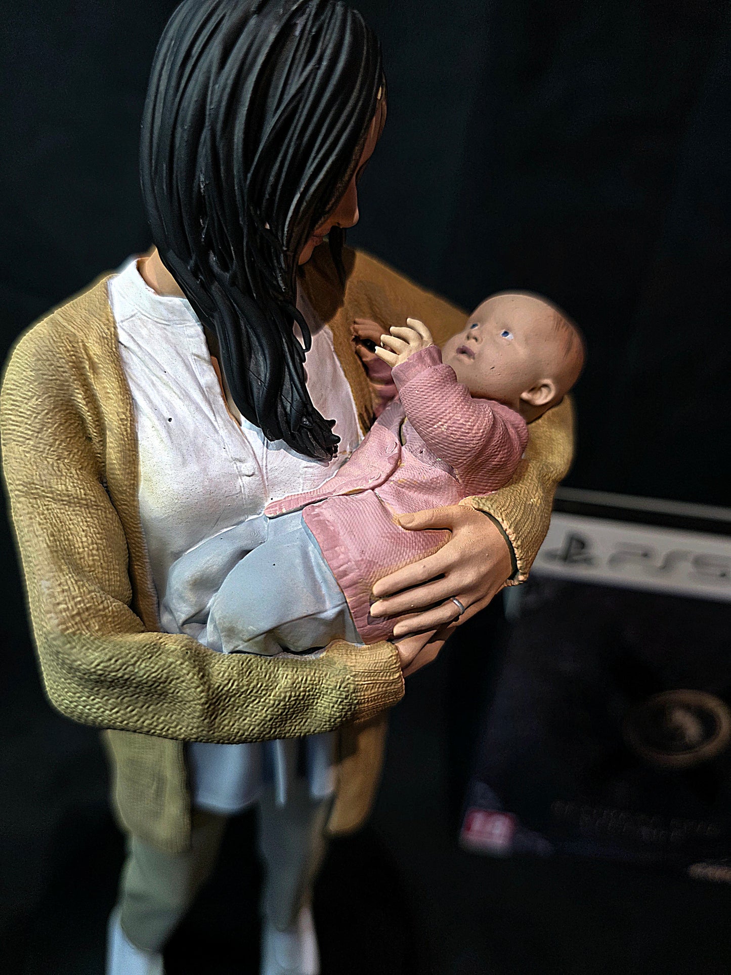 Resident Evil Village Mia & Rose Winters 1/6 Statue