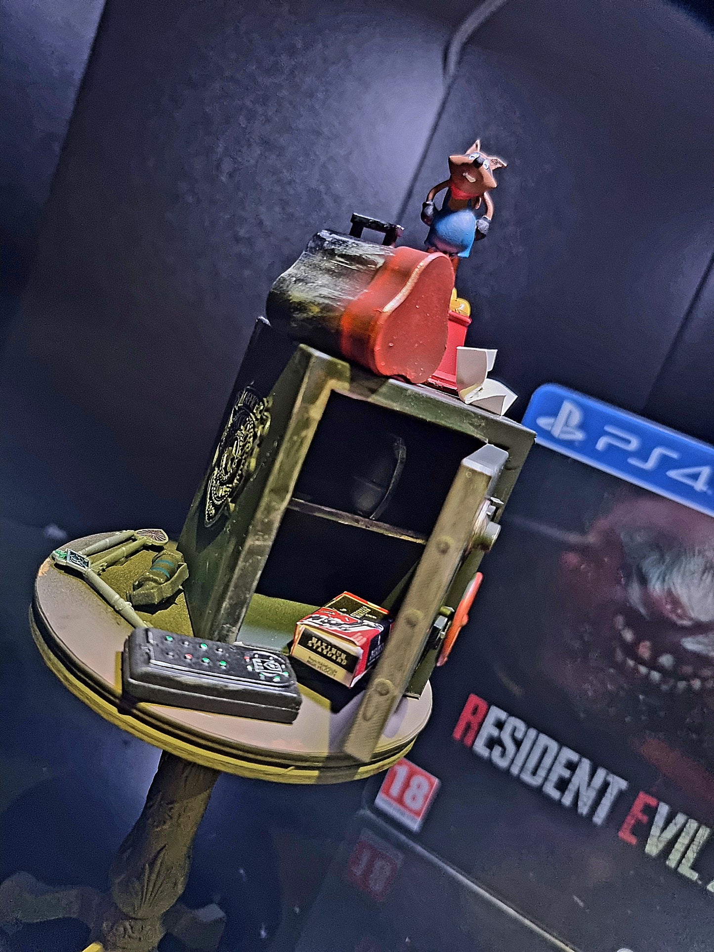 Resident Evil Accessories, safe and table 1/6