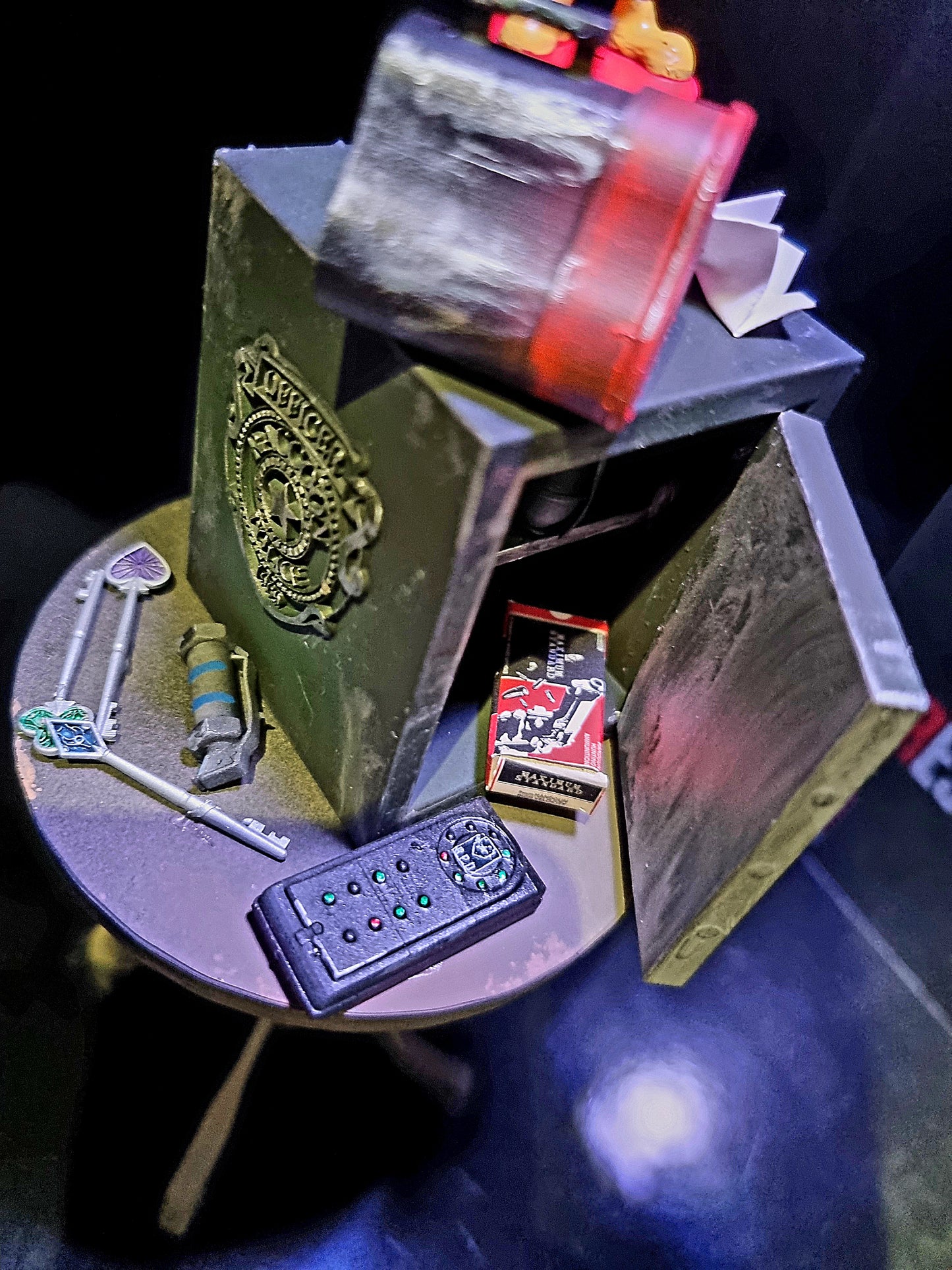 Resident Evil Accessories, safe and table 1/6