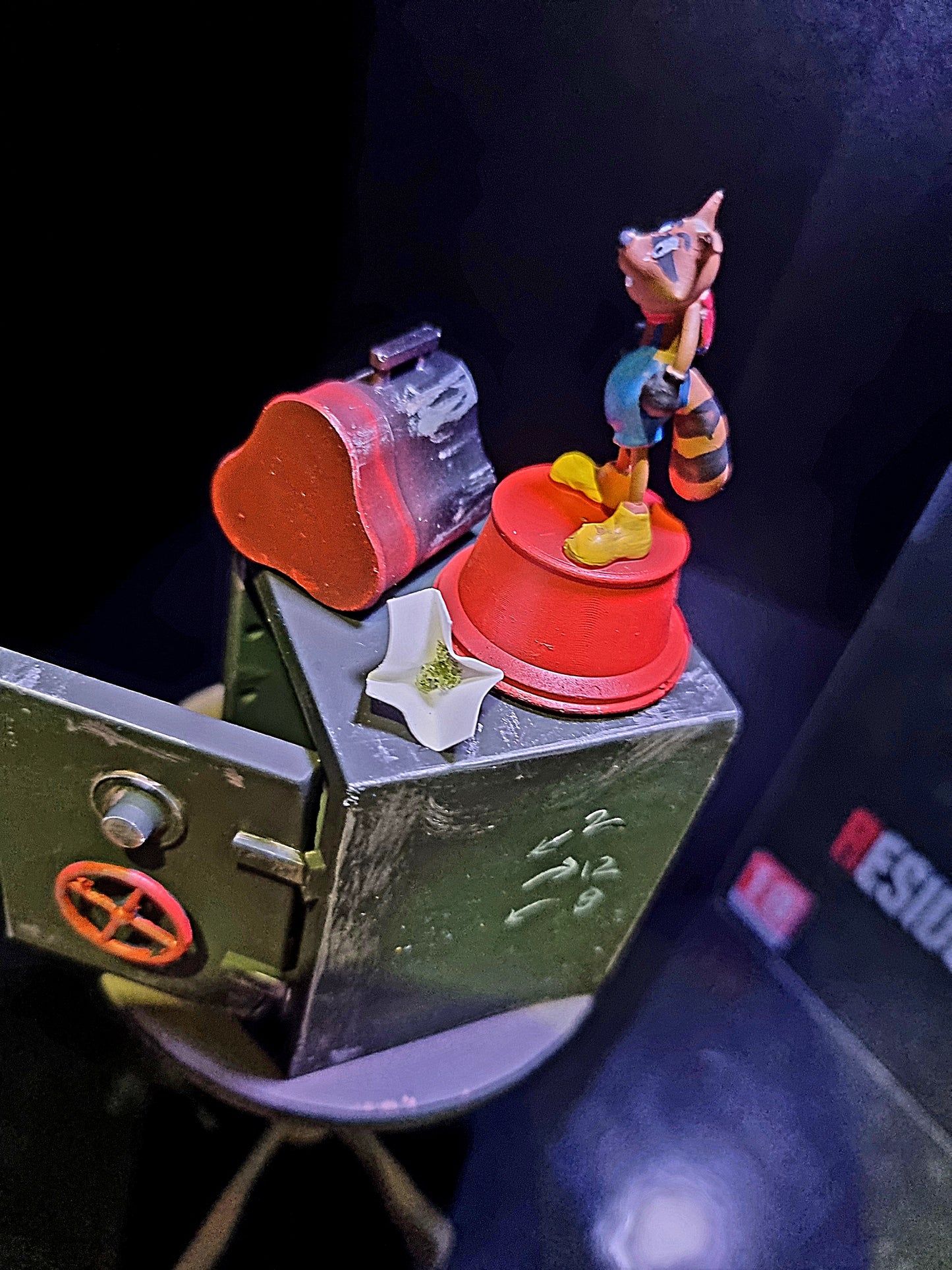 Resident Evil Accessories, safe and table 1/6