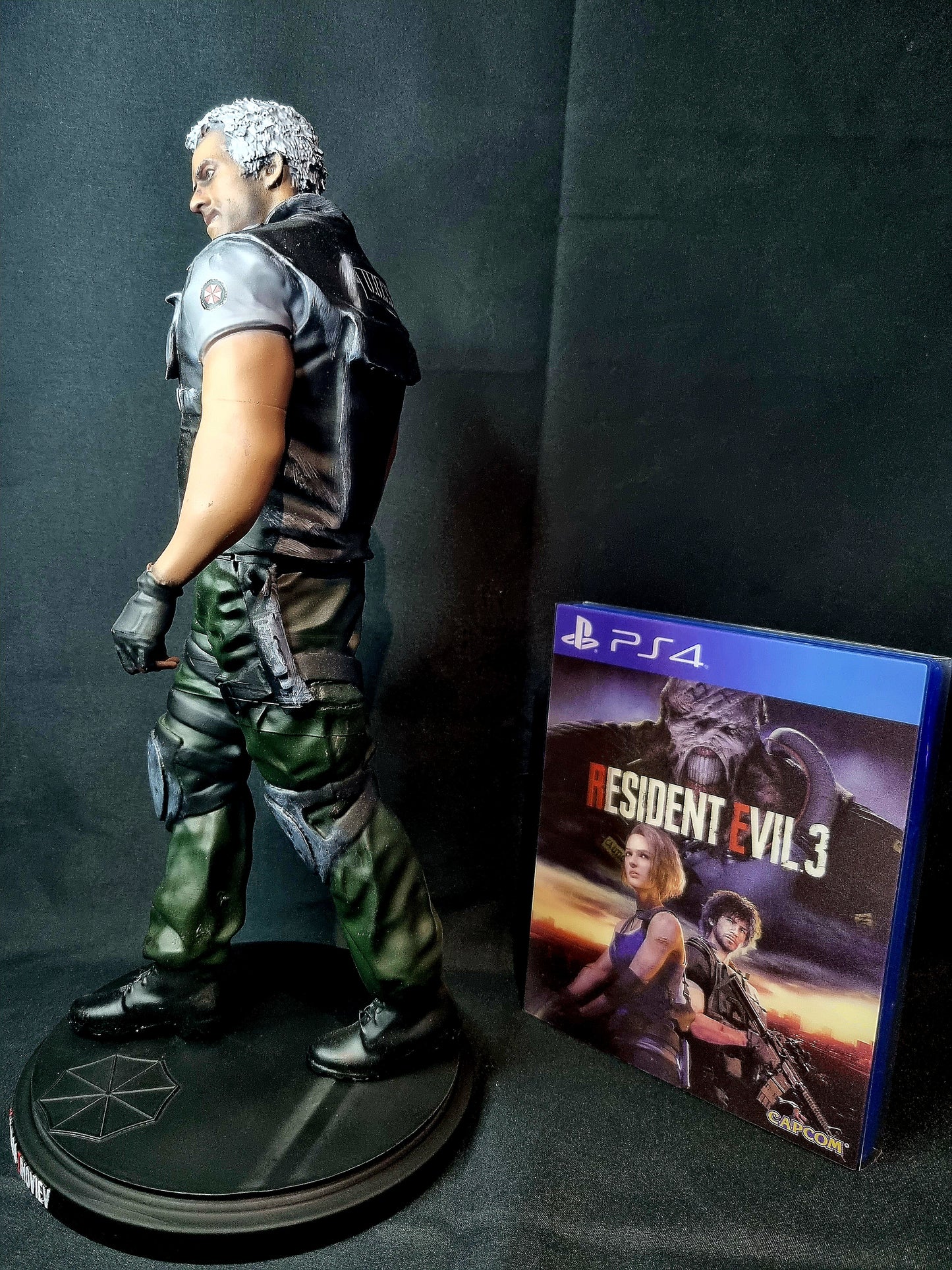 UBCS Nikolai Zinoviev 1/6 Resident Evil figure w/ base