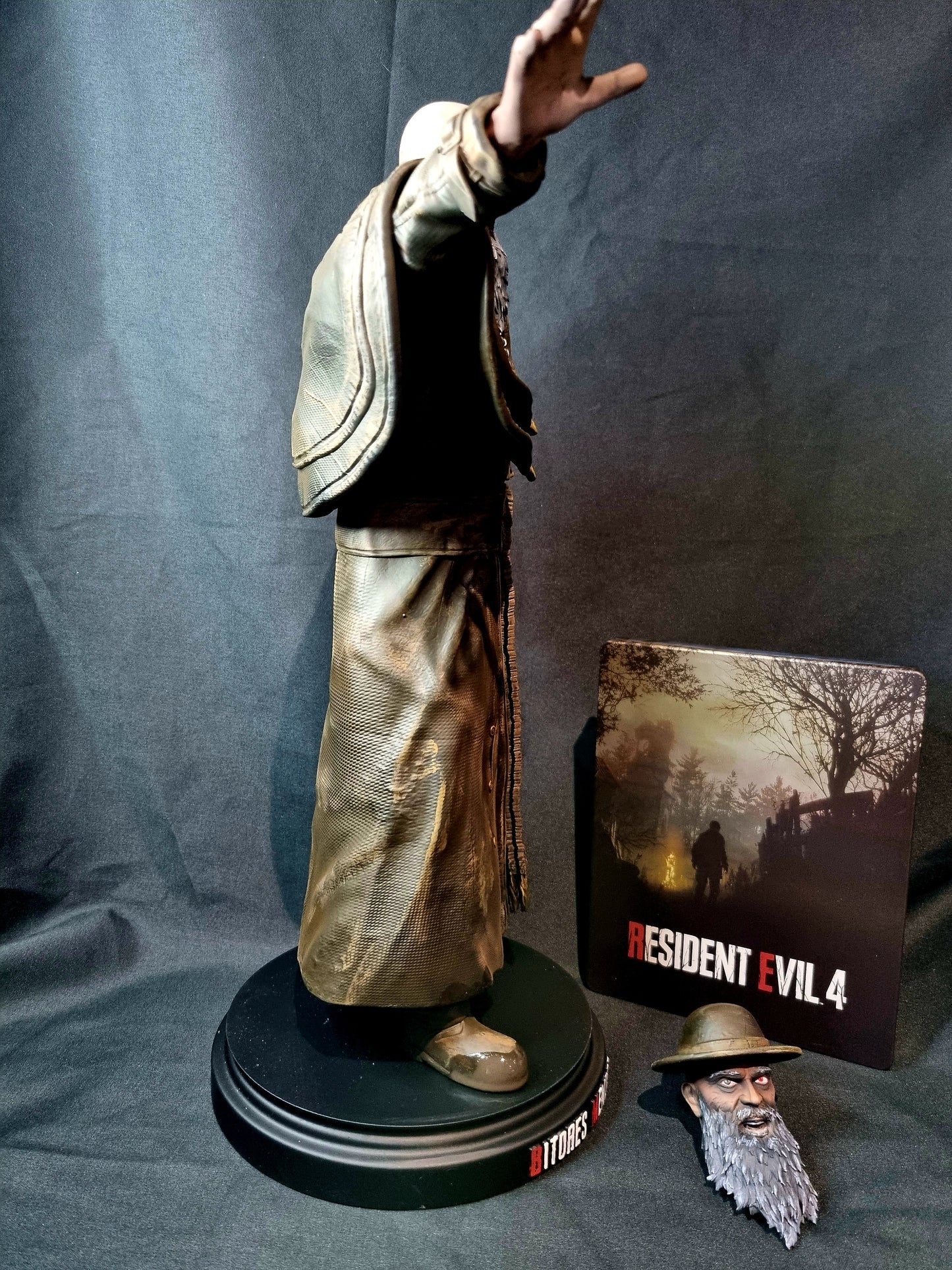 Resident Evil 4 Remake Bitores Mendez 1/6 Statue with interchangeable heads