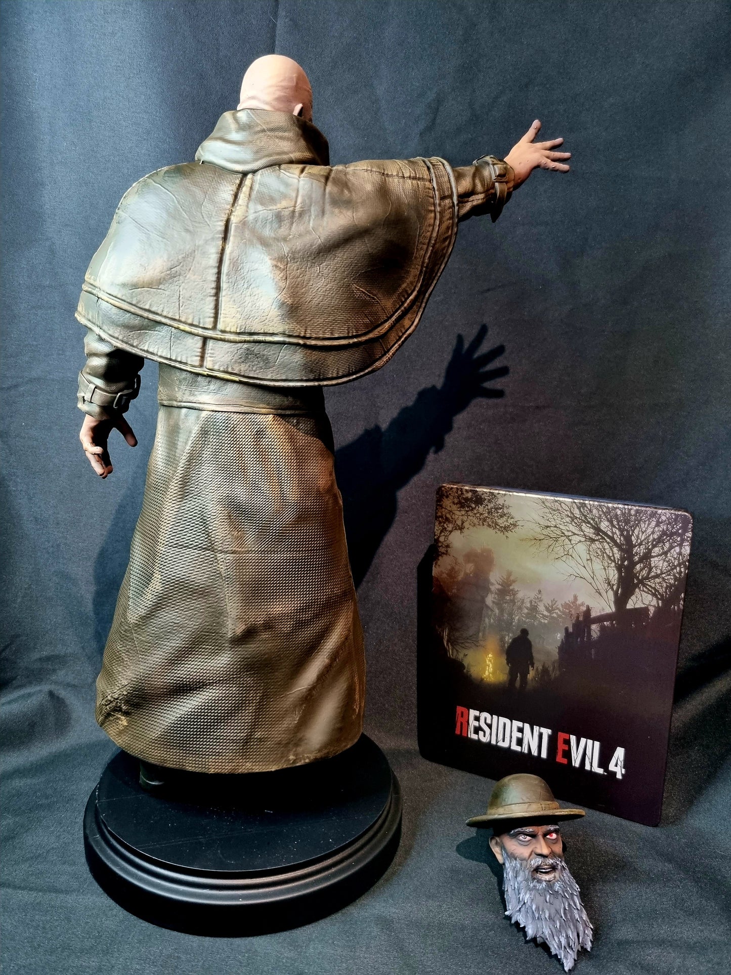 Resident Evil 4 Remake Bitores Mendez 1/6 Statue with interchangeable heads