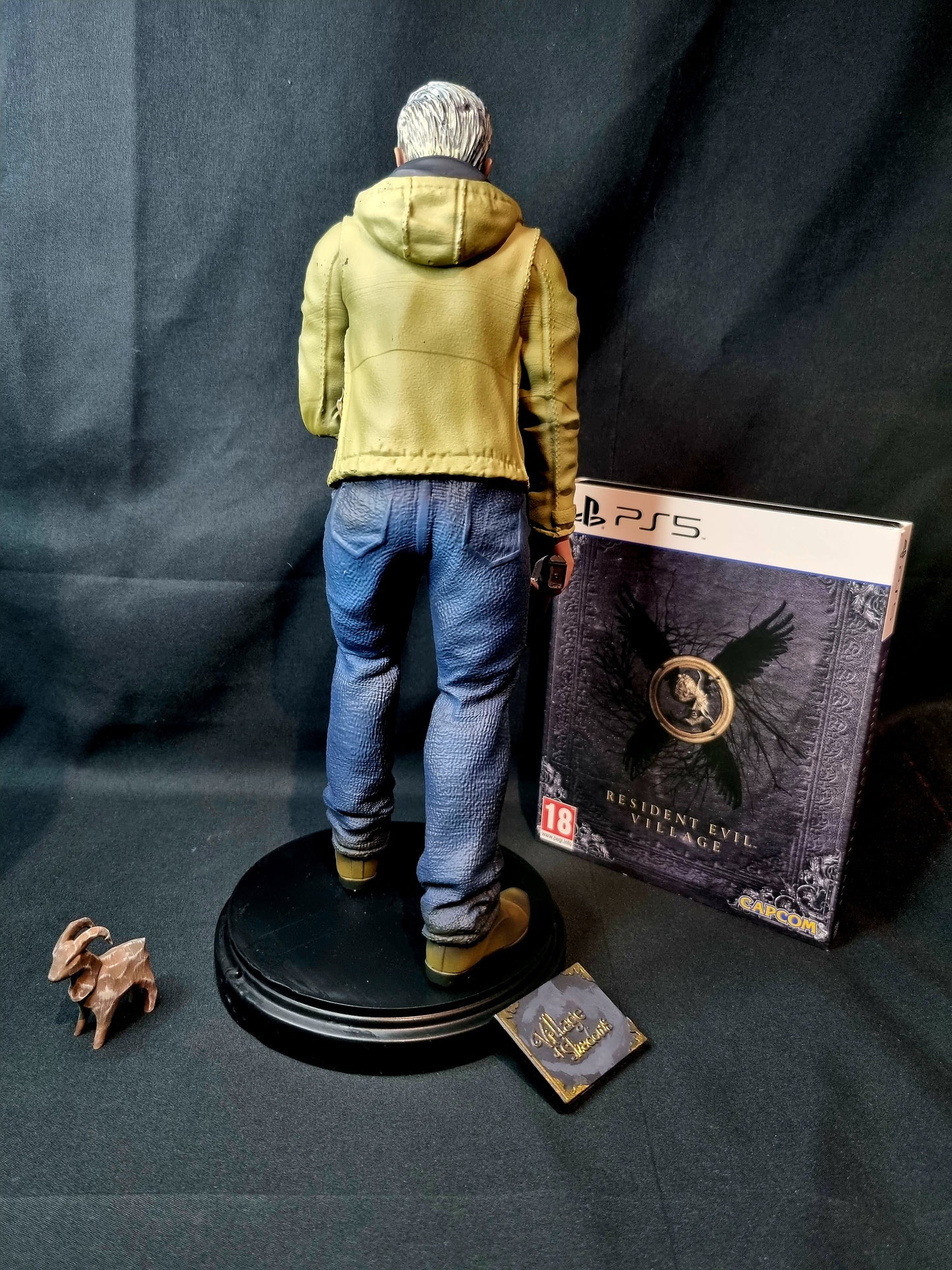 Resident Evil Village Ethan Winters 1/6 Statue with accessories