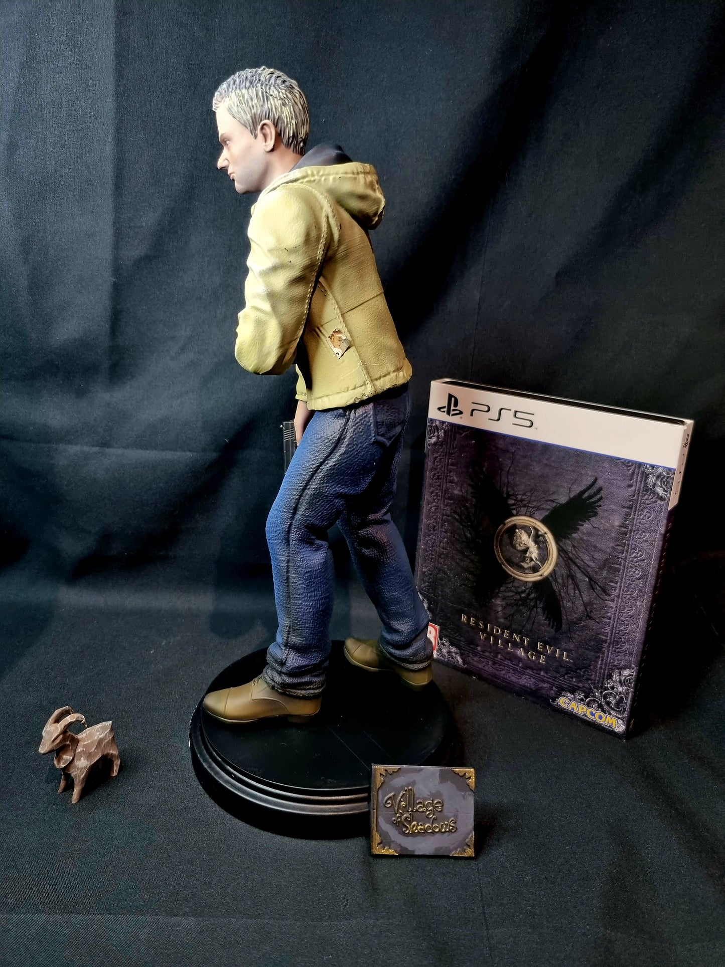 Resident Evil Village Ethan Winters 1/6 Statue with accessories