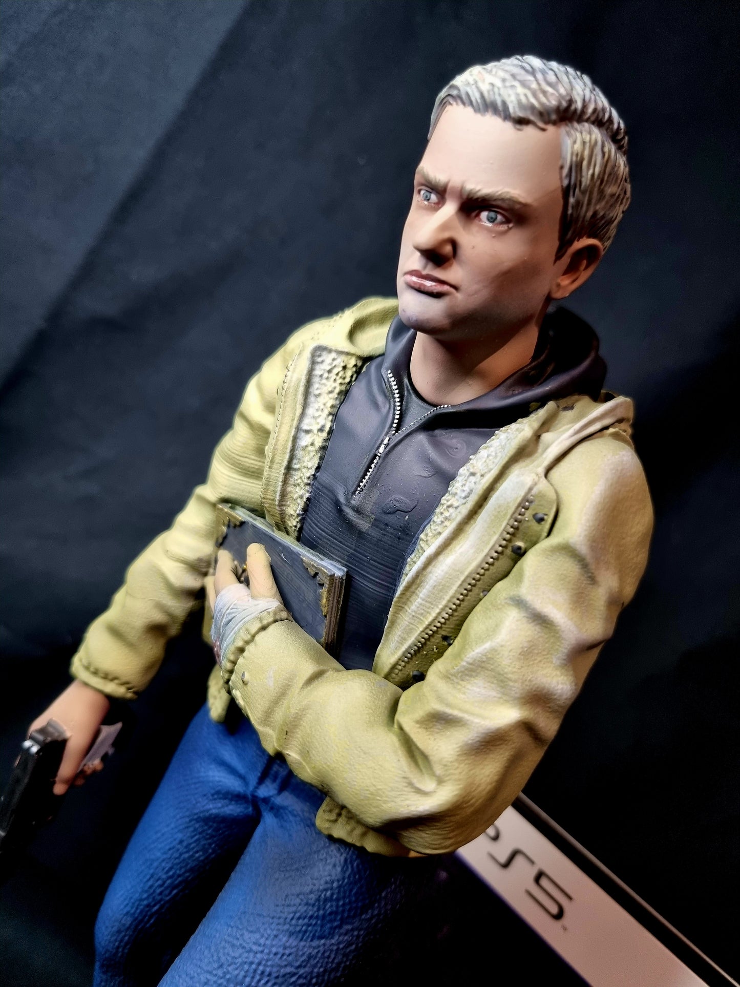 Resident Evil Village Ethan Winters 1/6 Statue with accessories