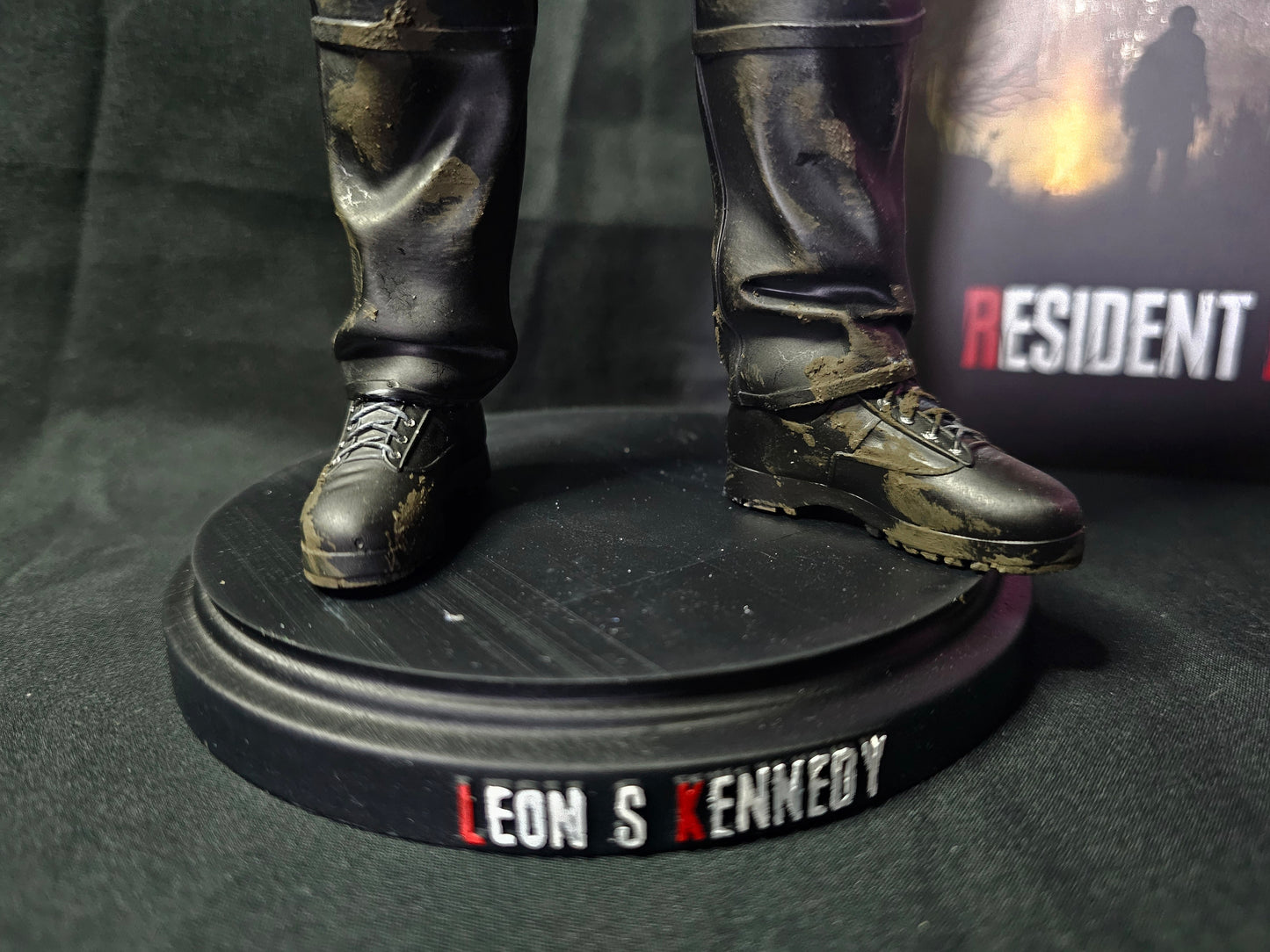 Resident Evil 4 Remake 1/6 Leon Kennedy No Jacket Variant
