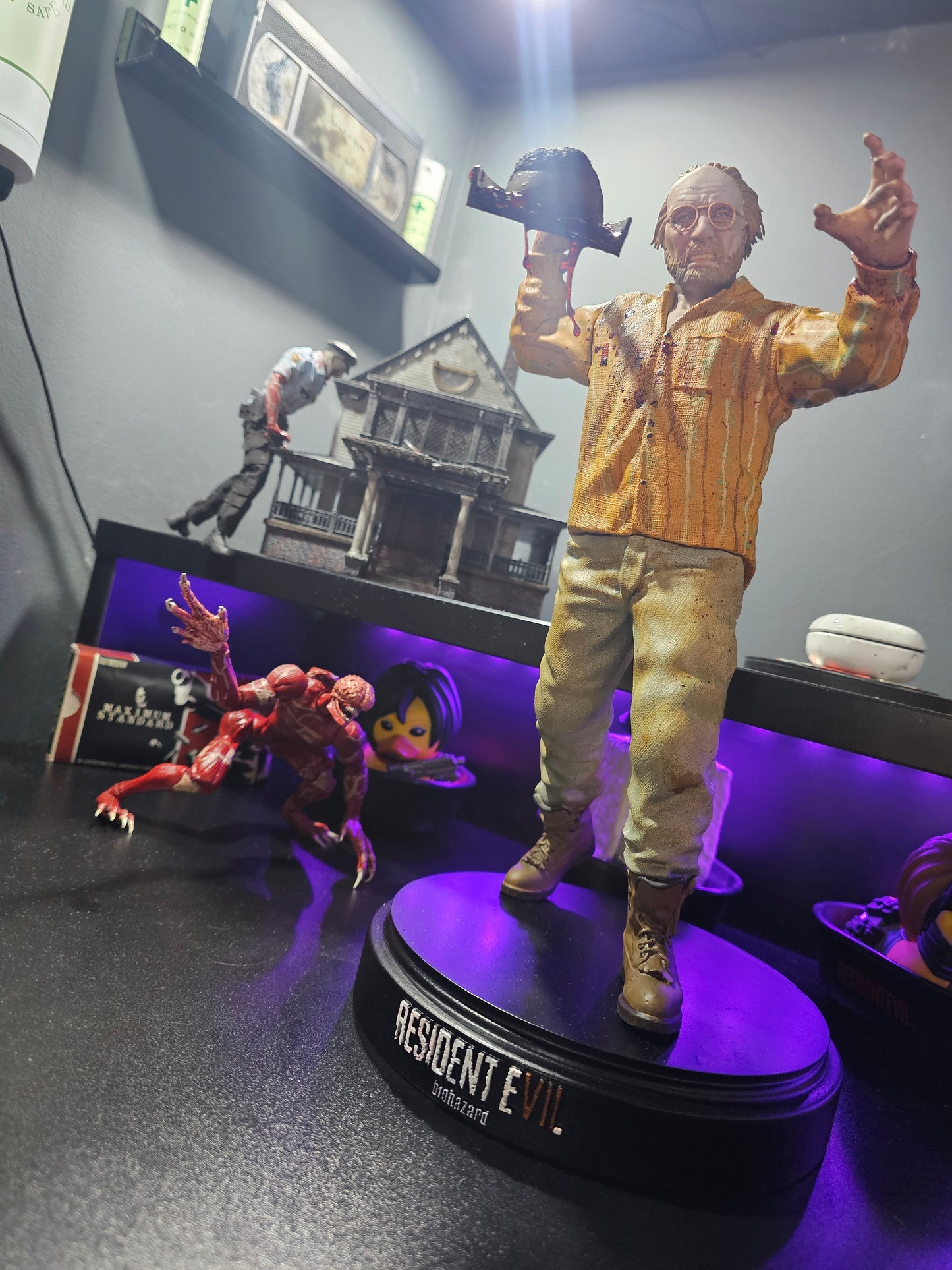 1/6 Resident Evil 7 Jack Baker premium statue with Interchangeable heads and arms