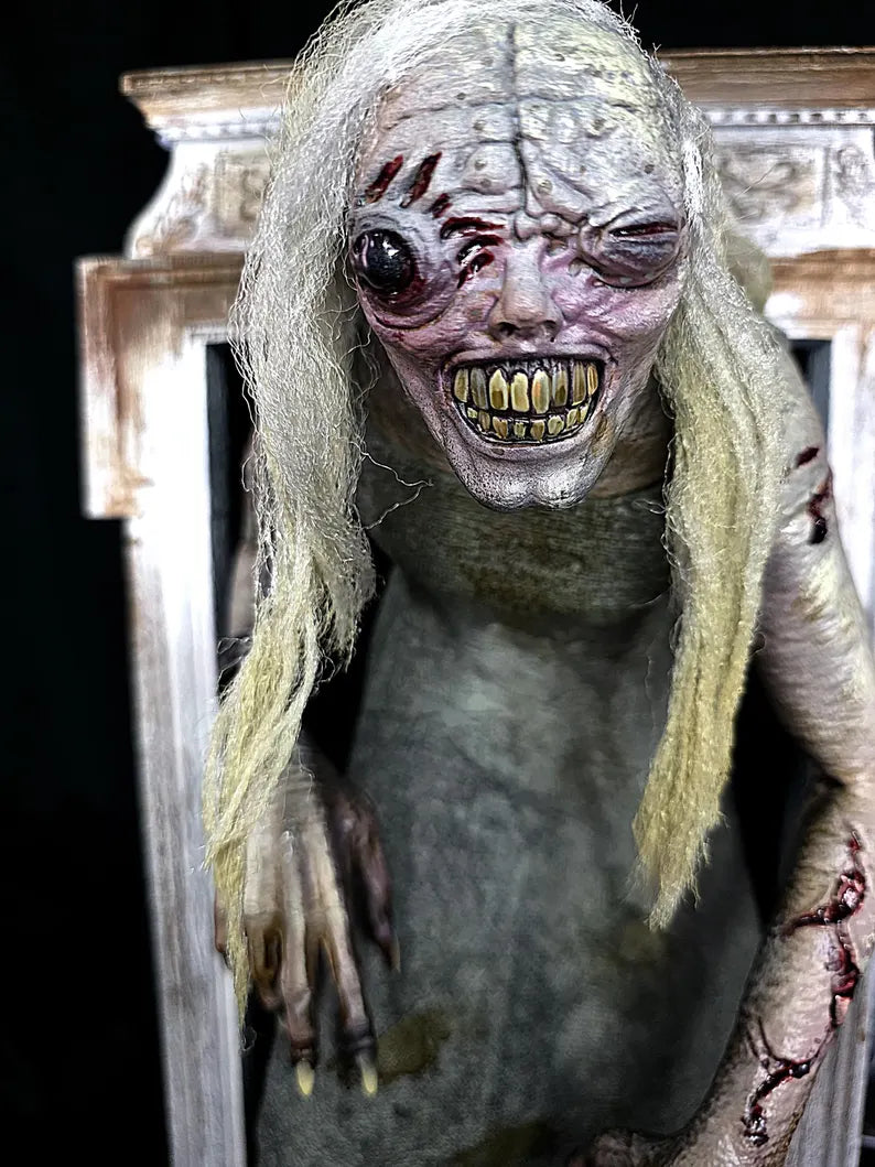 Resident Evil Requiem 'The Hag' Stalker monster 1/6 statue