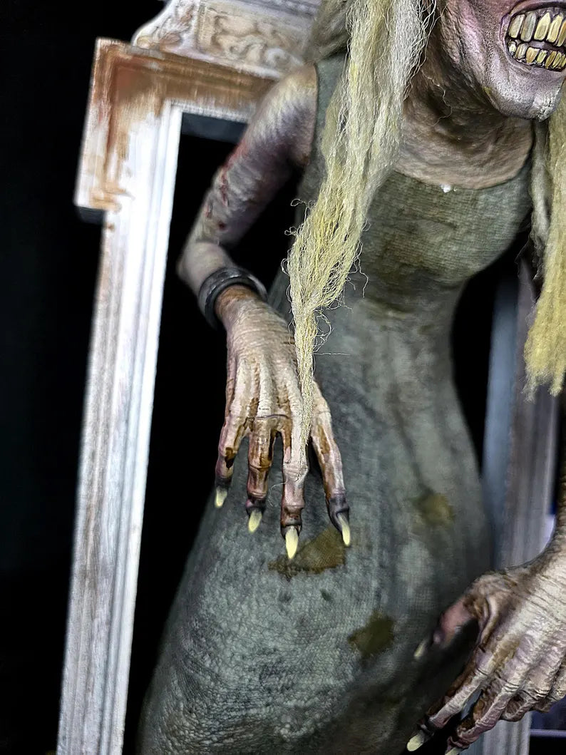 Resident Evil Requiem 'The Hag' Stalker monster 1/6 statue