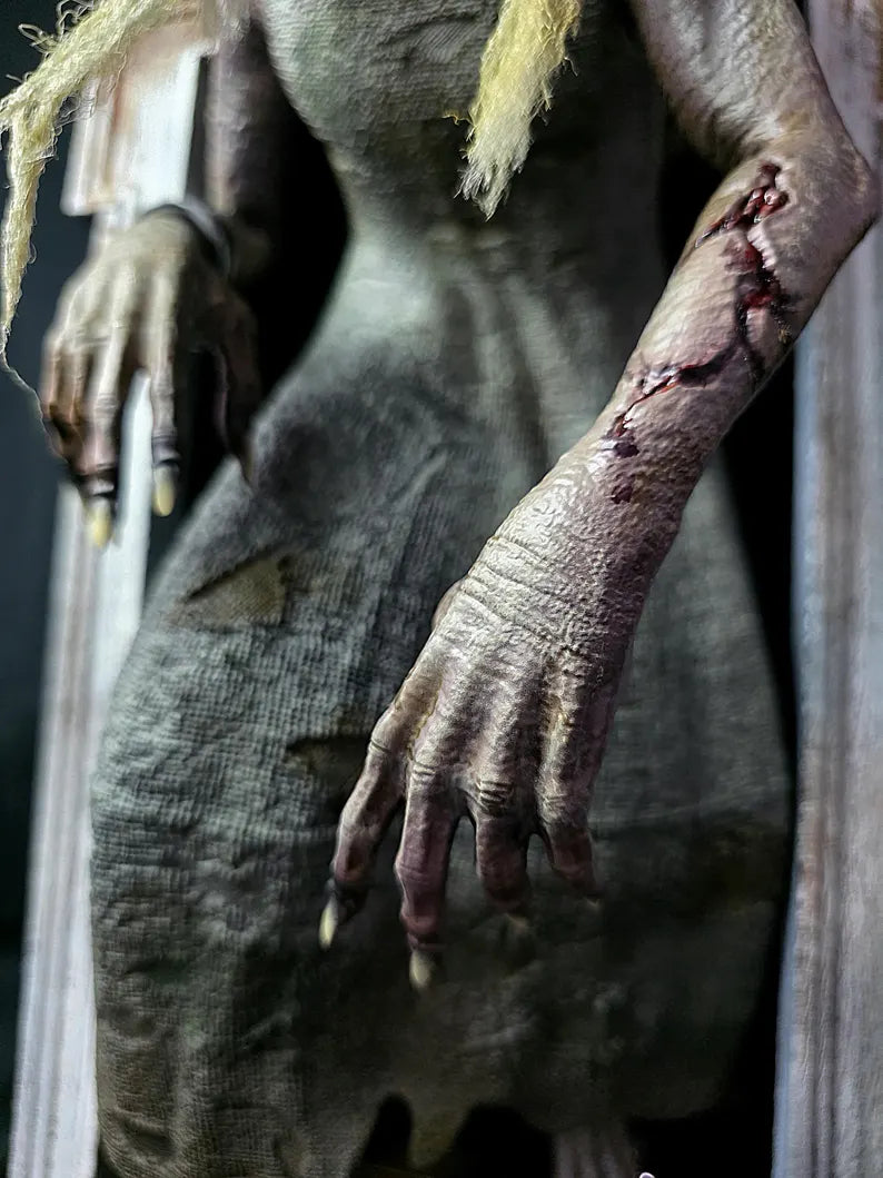 Resident Evil Requiem 'The Hag' Stalker monster 1/6 statue