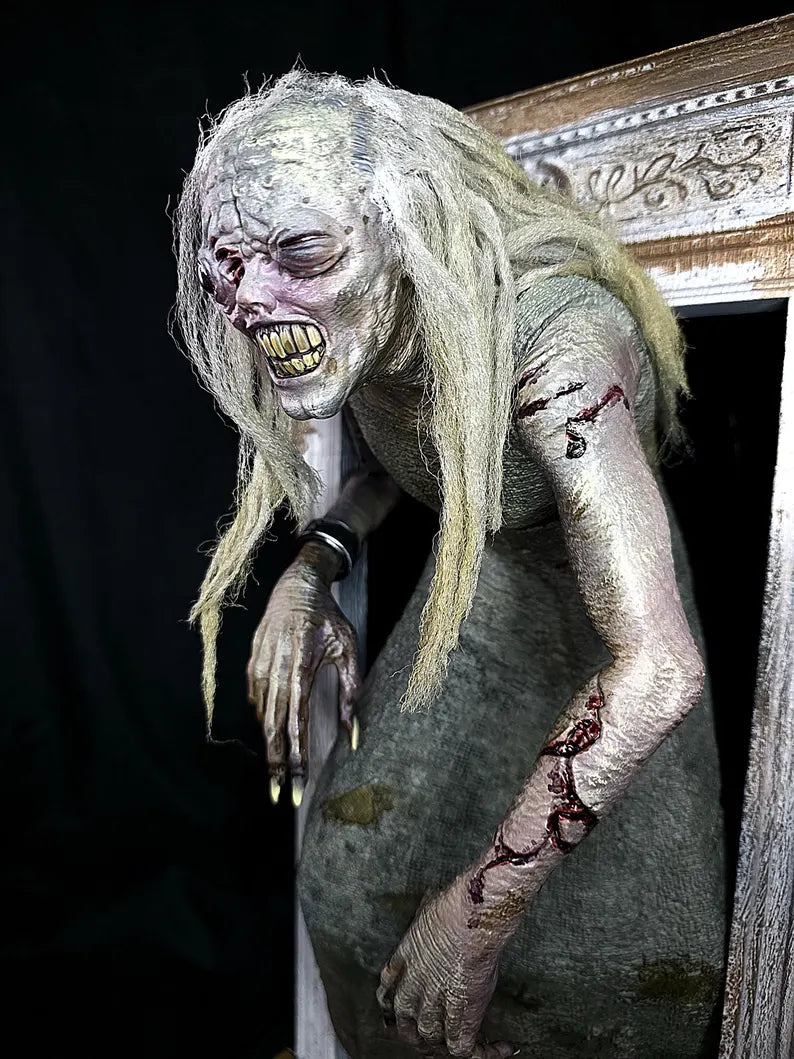 Resident Evil Requiem 'The Hag' Stalker monster 1/6 statue