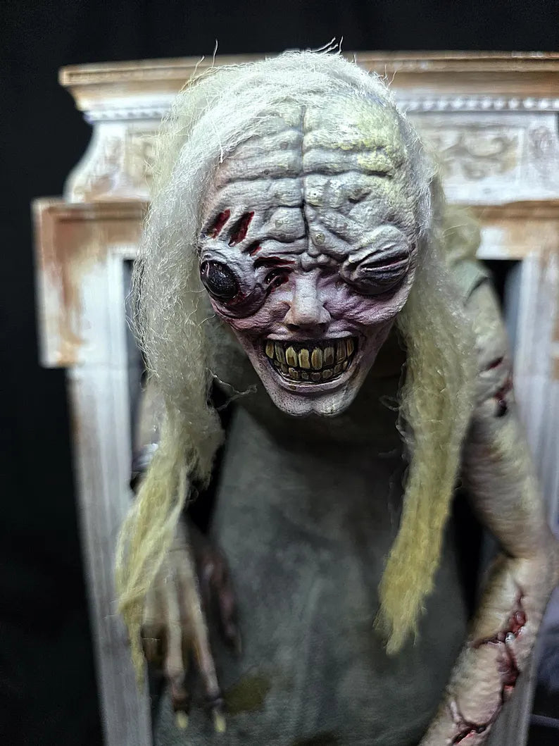 Resident Evil Requiem 'The Hag' Stalker monster 1/6 statue