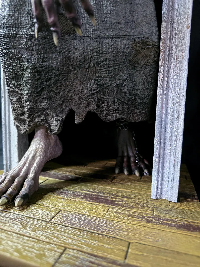 Resident Evil Requiem 'The Hag' Stalker monster 1/6 statue