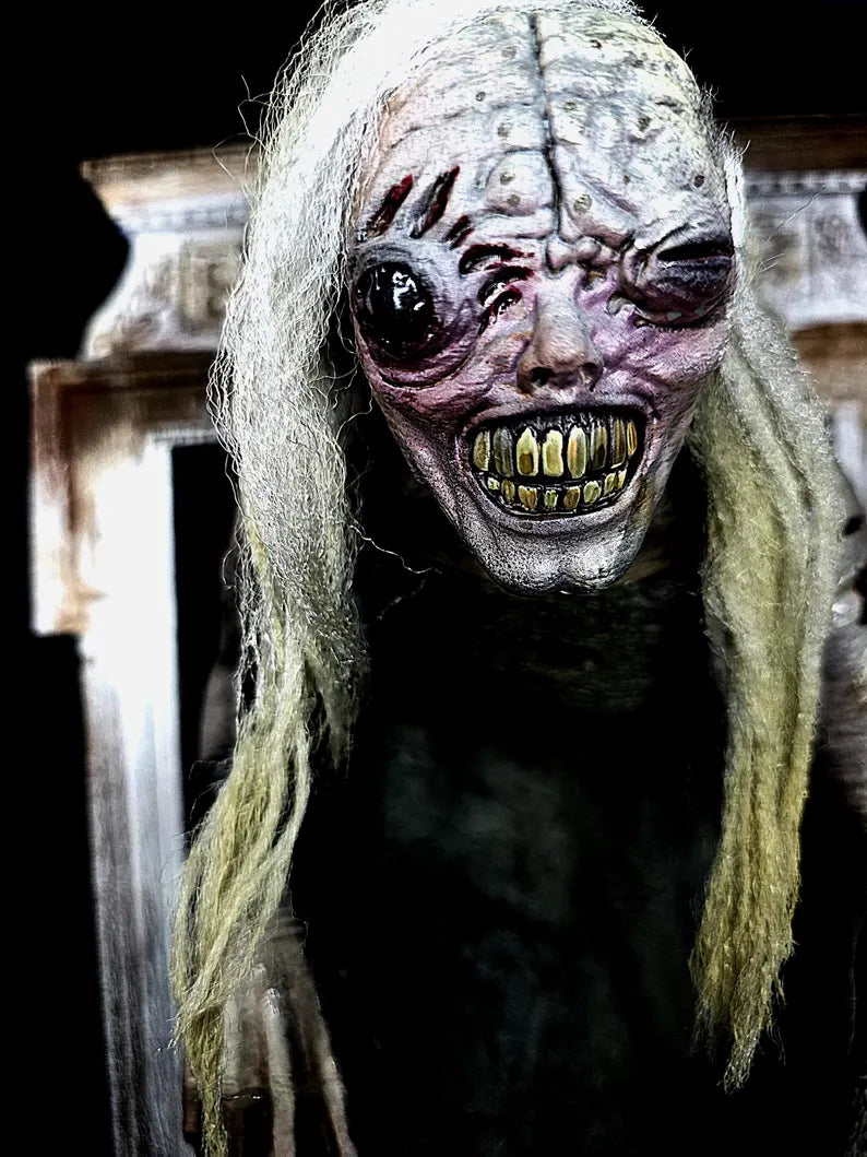 Resident Evil Requiem 'The Hag' Stalker monster 1/6 statue
