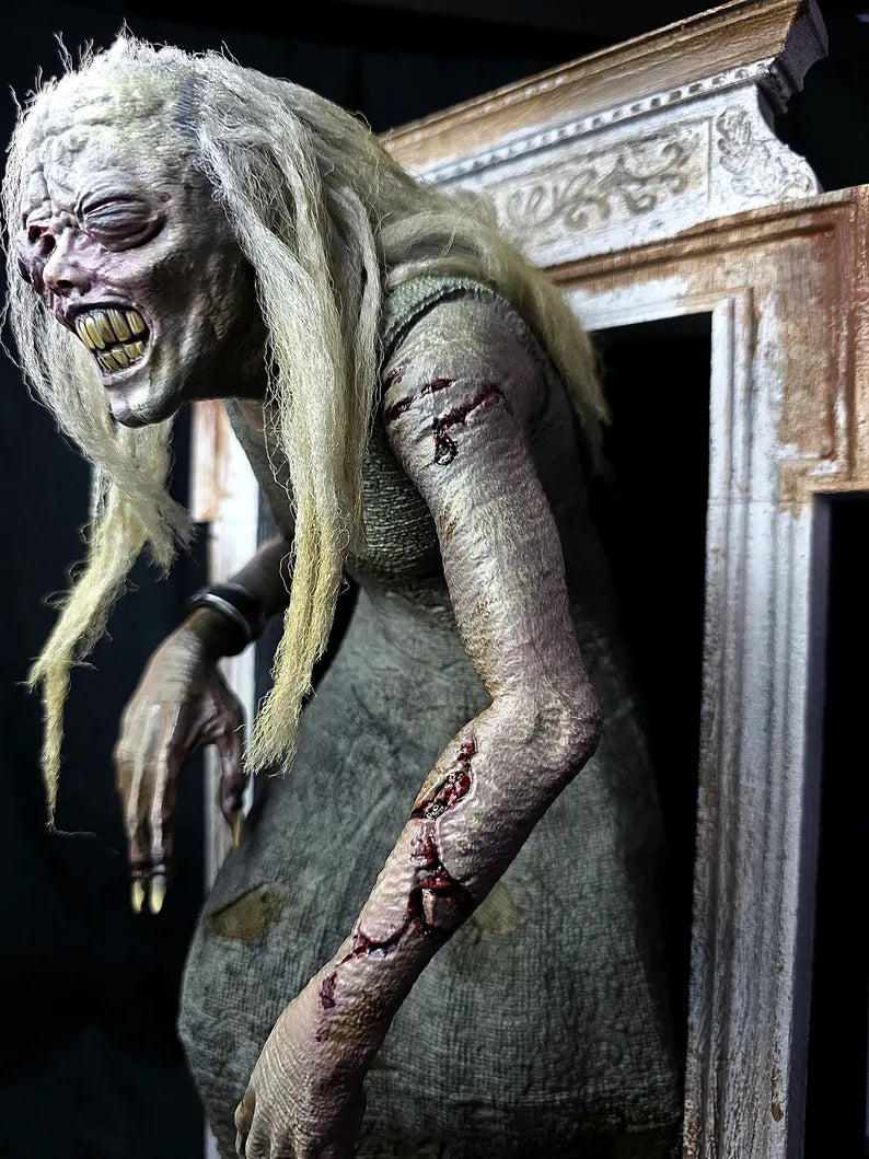 Resident Evil Requiem 'The Hag' Stalker monster 1/6 statue